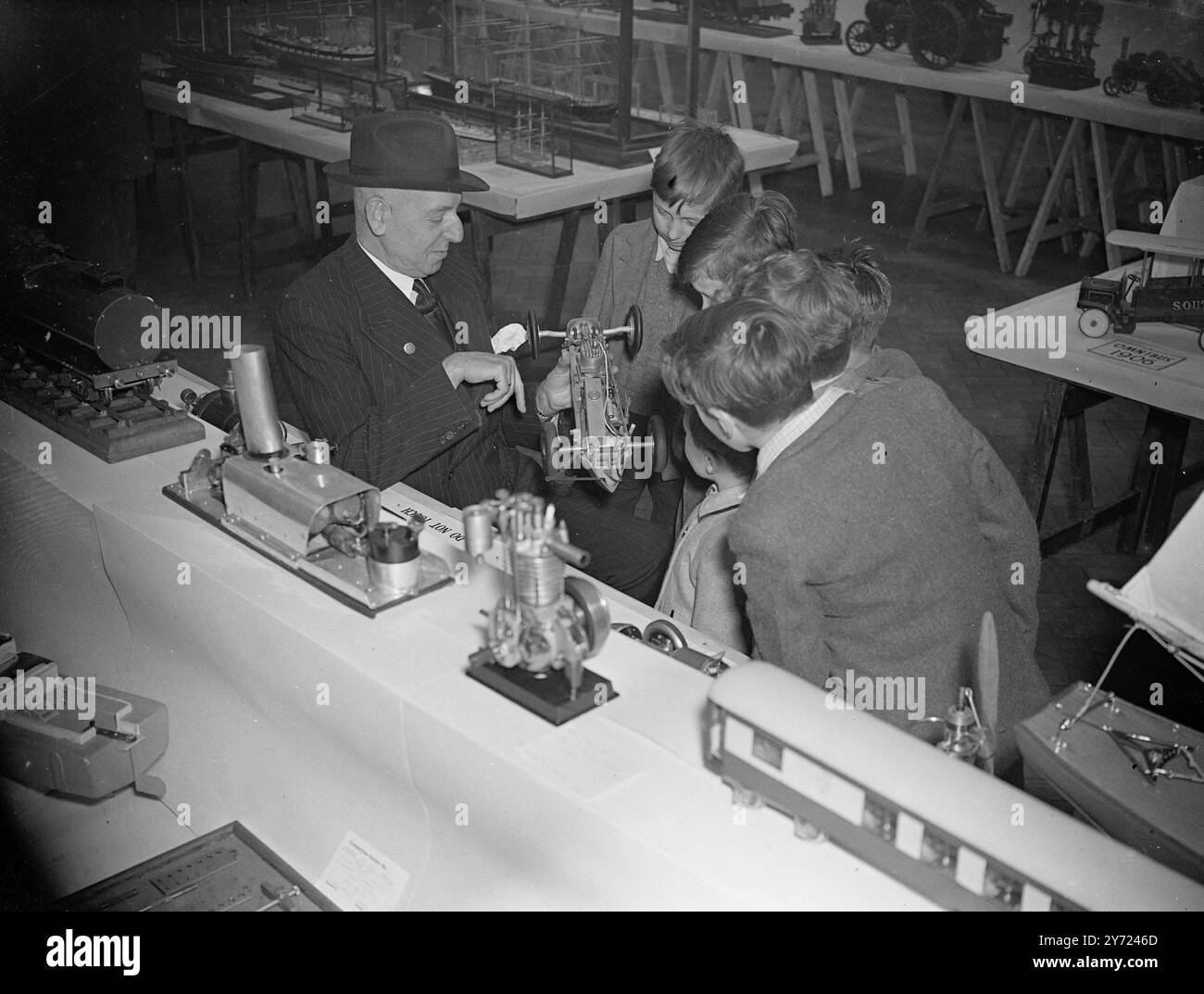 Un'attrazione per i primi vacanzieri, soprattutto per i più giovani, a Brighton Today (mercoledì) è stata l'apertura della mostra di ingegneria dei modelli organizzata dalla Brighton and District Society of model and Experimental Engineers. C'è una collezione completa di modellini di navi, motori a vapore e a benzina, frogmen, attrezzature subacquee, auto da corsa e aerei da corsa di 100 miglia all'ora, oltre a 2 modellini ferroviari per passeggeri, che erano molto richiesti oggi. 31 marzo 1948 Foto Stock