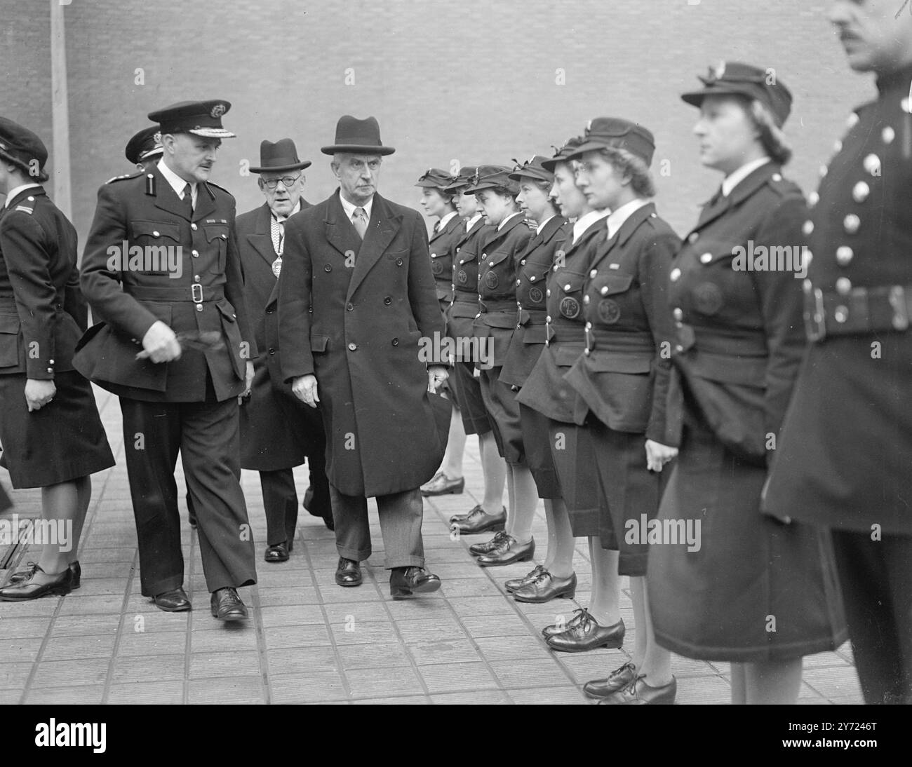 Con il trasferimento al controllo locale di tutte le stazioni e gli elettrodomestici del servizio antincendio nazionale oggi (lunedì), il signor J Chuter Ede, ha partecipato ad una cerimonia presso la sede centrale della NFS, Londra, segnando la consegna ufficiale. In un messaggio rivolto ai membri dell'NSS, il signor Ede ha reso omaggio alla devozione al dovere degli uomini e delle donne del servizio. 1 aprile 1948 Foto Stock