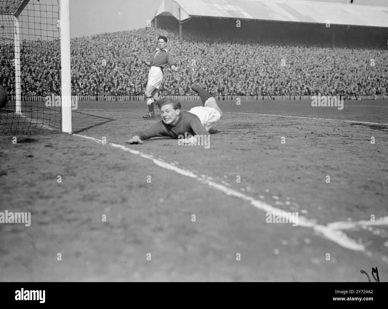 Venerdì Santo i tifosi di calcio alla partita Millwall contro Tottenham al Millwall Football Ground oggi, hanno visto il giovane Malcolm Finlayson, che non avrà 18 anni fino a giugno, difendere la rete di casa. Malcolm è un professionista part-time, in quanto sta servendo il suo tempo come idraulico. 26 marzo 1948 Foto Stock