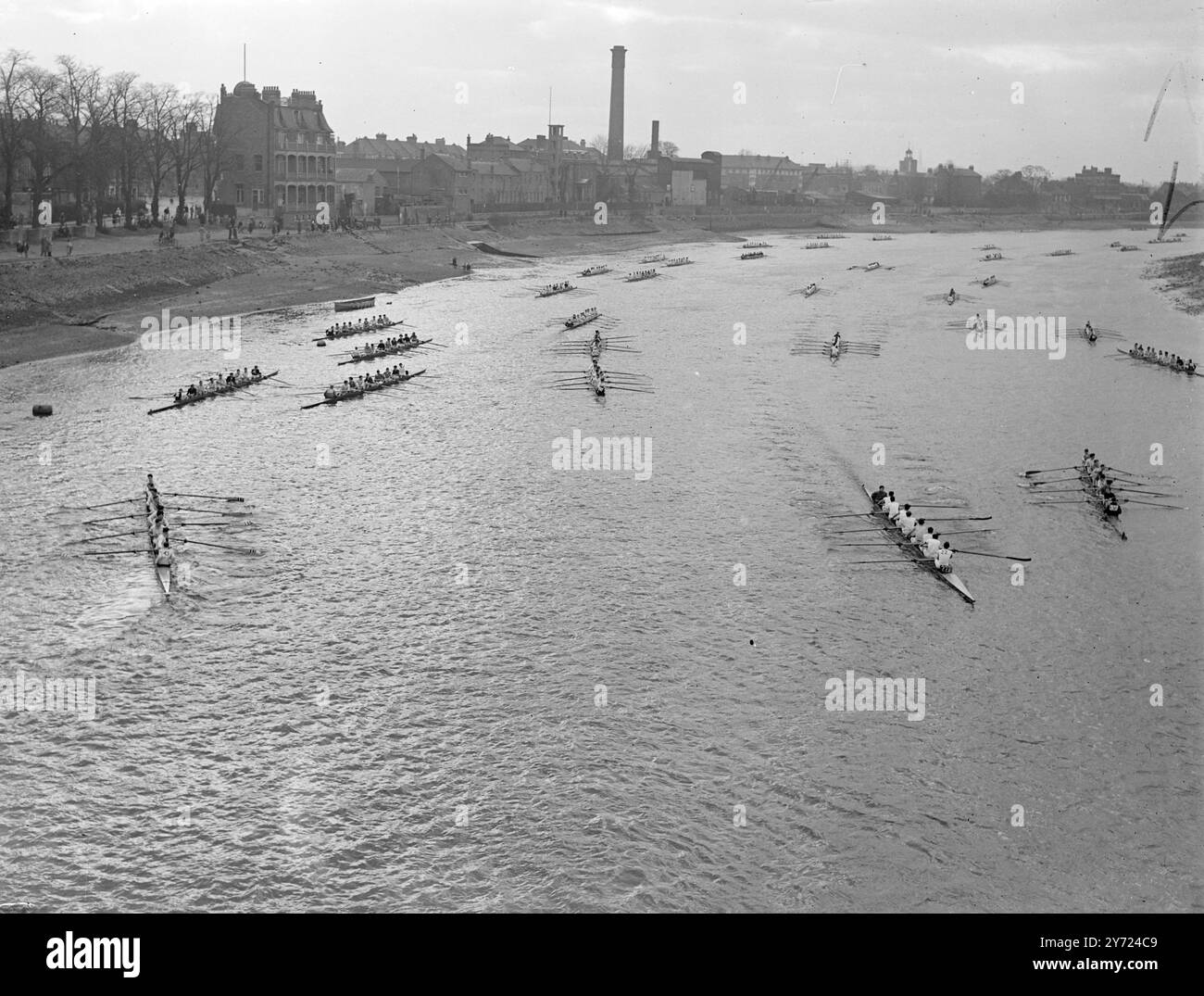 1.500 gara rearsmen Head of River. Più di 1.500 rematori, di cui 167 equipaggi, hanno partecipato questo pomeriggio (sabato) al più grande evento sportivo di Londra e a uno dei suoi più grandi spettacoli fluviali: L'annuale Head of the River. La gara comprende una prova a tempo sulla marea uscente da Mortlake a Putney - il corso di regata in barca al contrario - l'obiettivo è che ogni barca passi il maggior numero possibile di altre. Trascorrono quasi quattro ore tra l'inizio della prima barca e la fine dell'ultima. 20 marzo 1948. Foto Stock