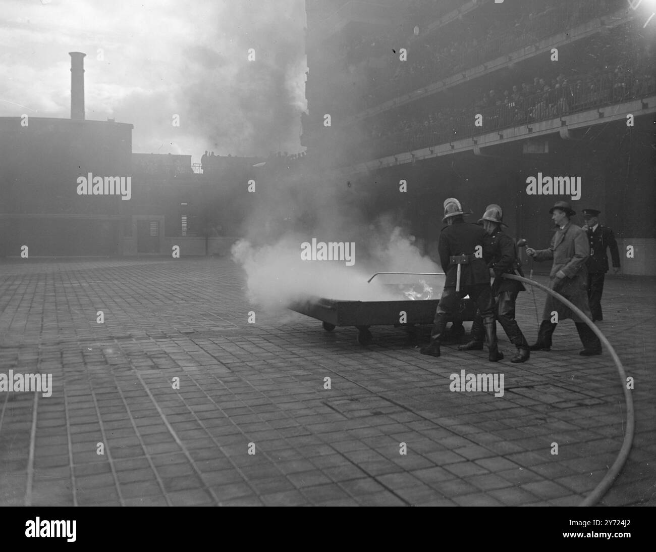 Con il trasferimento al controllo locale di tutte le stazioni e gli elettrodomestici del servizio antincendio nazionale oggi (lunedì), il signor J Chuter Ede, ha partecipato ad una cerimonia presso la sede centrale della NFS, Londra, segnando la consegna ufficiale. In un messaggio rivolto ai membri dell'NSS, il signor Ede ha reso omaggio alla devozione al dovere degli uomini e delle donne del servizio. 1 aprile 1948 Foto Stock