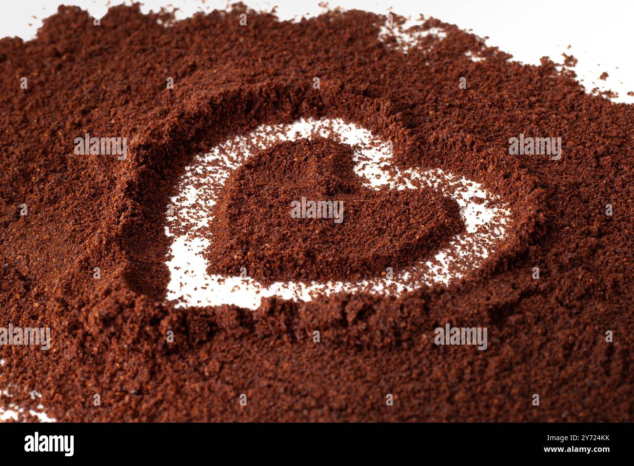 cuore in polvere di caffè. Il simbolo dell'amore per il caffè. Foto Stock