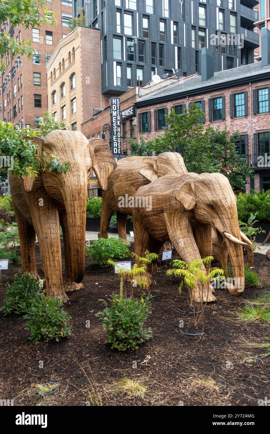 Le sculture della grande migrazione degli elefanti nel quartiere meatpacking di Manhattan NYC Foto Stock