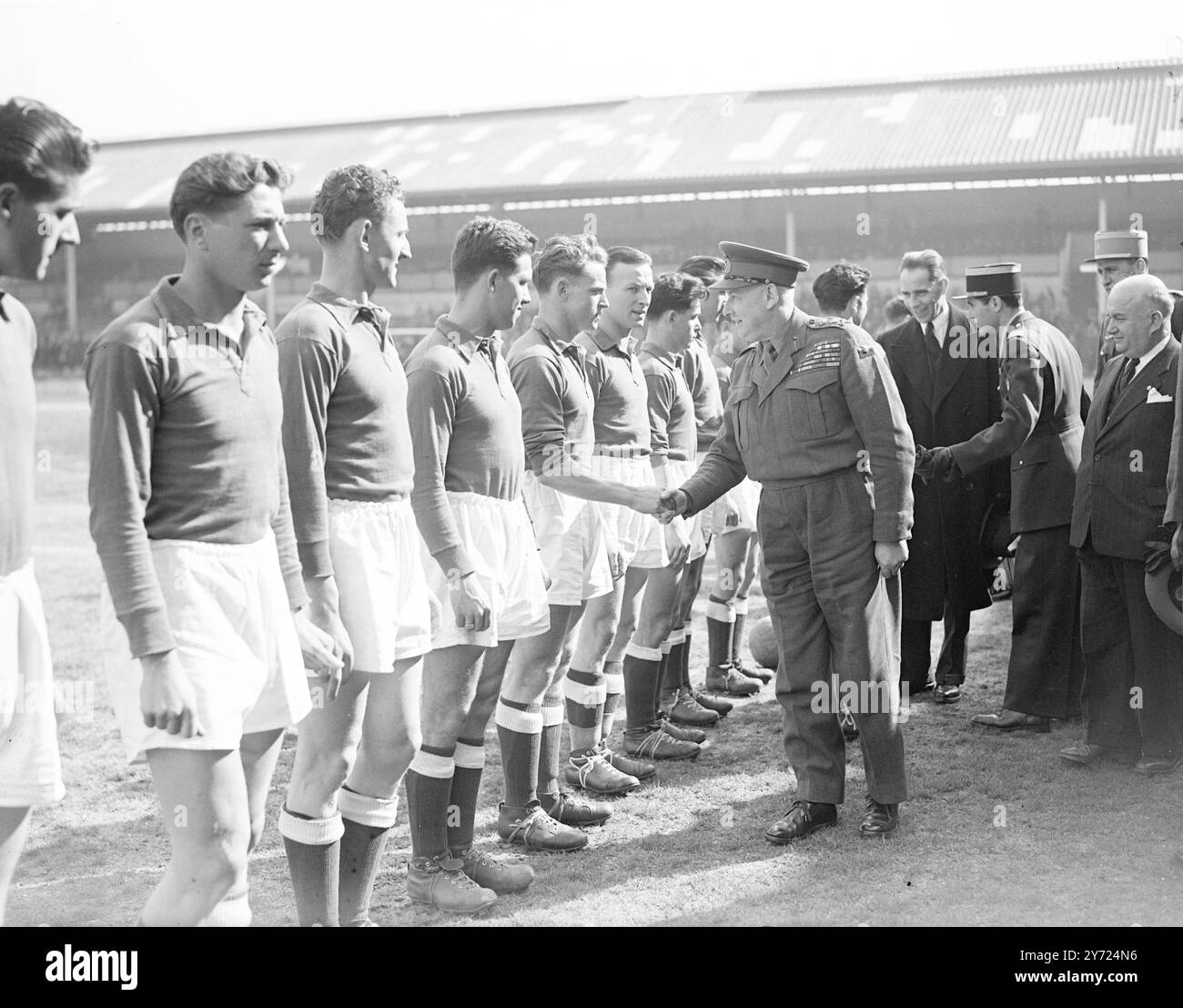 Una partita rappresentativa tra l'esercito britannico e l'esercito francese è stata giocata sul campo di Tottenham Hotspurs, White Hart-Lane, Londra, questo pomeriggio (mercoledì). Immagini: Il generale Sir James Steele, l'aiutante generale, dà il benvenuto alla squadra dell'esercito francese prima della partita a Tottenham, oggi (mercoledì). 7 aprile 1948. Foto Stock