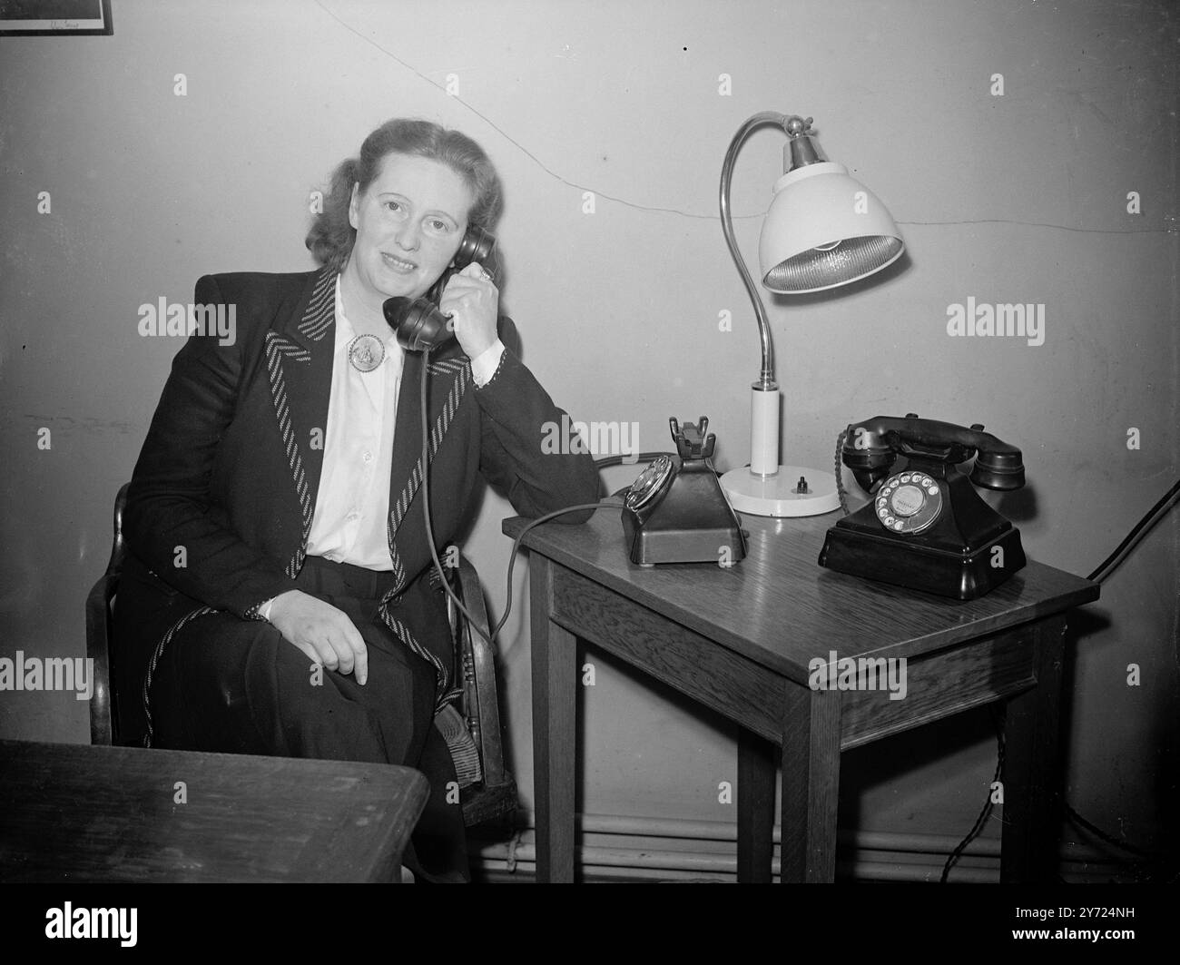 La signorina Winnifred Rowe, dagli occhi azzurri e dai capelli onesti, è stata appena nominata prima donna presidente del Consiglio nazionale Whitley, (lato personale), e presiederà la prima riunione del Consiglio Whitley il mese prossimo. Lei stessa telefonica i 21 anni dall'età di 17 anni, la signorina Rowe rappresenta 25.000 telefonisti uomini e donne nel suo lavoro come segretaria telefonica dell'unione dei lavoratori delle Poste. Nel 1942-3 è stata presidente dell'unione e ha organizzato una conferenza di 1000 delegati. Spettacoli fotografici: La signorina Winnifred Rowe nella foto nel suo ufficio di Londra oggi (lunedì) 5 aprile 1948 Foto Stock