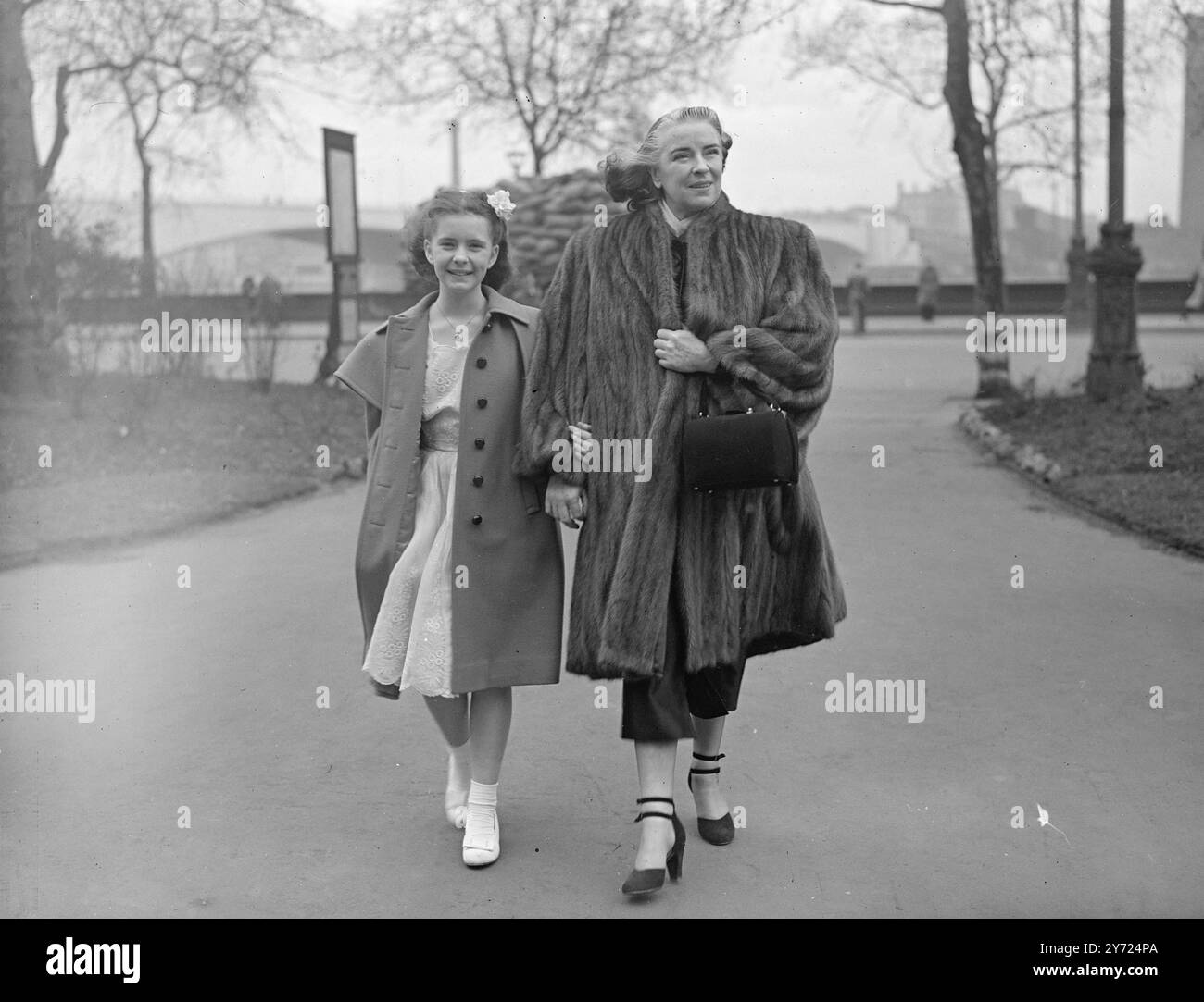 Gay Lonsdale di 4 anni consegna un bouquet per la star dello schermo per bambini Margaret o'Brien quando le ragazze si sono incontrate stamattina. Sono visti insieme a Embankment Gardens. Margaret è arrivata dagli Stati Uniti con sua madre ieri per una vacanza in Gran Bretagna. Immagini: Margaret con sua madre. 2 aprile 1948 Foto Stock