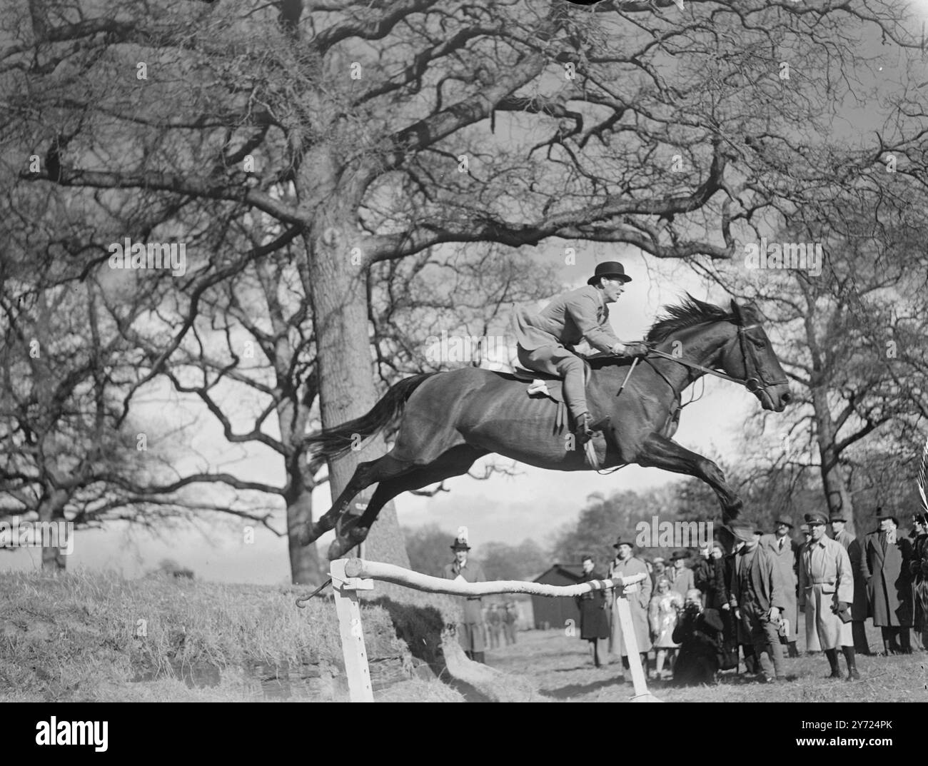 L'immagine mostra: "Muscle in Motion" - Lieut. Colonnello H.. "Kilgeddin" di M Llewellyn con il suo proprietario alzato, viene "fermato" dalla telecamera mentre affronta un ostacolo da un inizio inclinato a dover allenarsi ad Aldershot per le Olimpiadi, (oggi, giovedì). 8 aprile 1948. Foto Stock