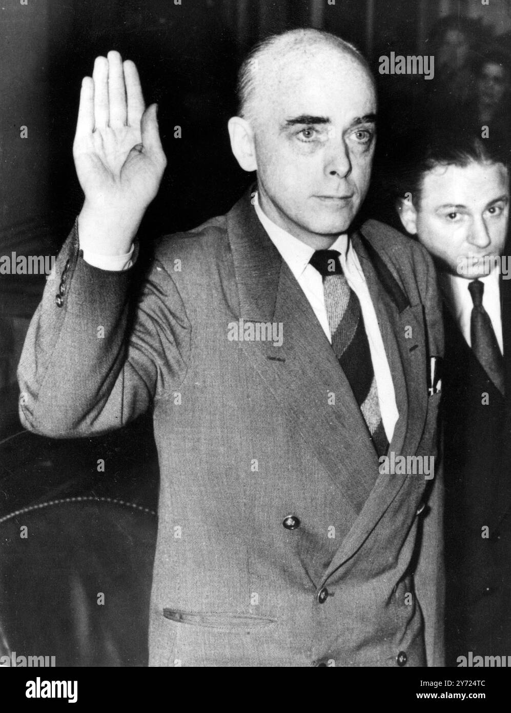 Cedric Belfrage , editore britannico della rivista National Guardian di New York , si rifiutò di dire agli investigatori del Senato se fosse comunista all' epoca in cui contribuì a concedere in licenza i primi giornali ad operare nella Germania del dopoguerra . Belfrage è mostrato nel momento in cui ha prestato giuramento davanti al Comitato per le attivitá ONU-americane della camera di New York , diversi giorni prima . A quel tempo si rifiutò di rispondere alle domande sulle promesse di una possibile autoincrimianzione. Un soggetto britannico , fu interrogato insieme al redattore esecutivo della rivista di sinistra, James Aronson, nella sessione di Washington Foto Stock