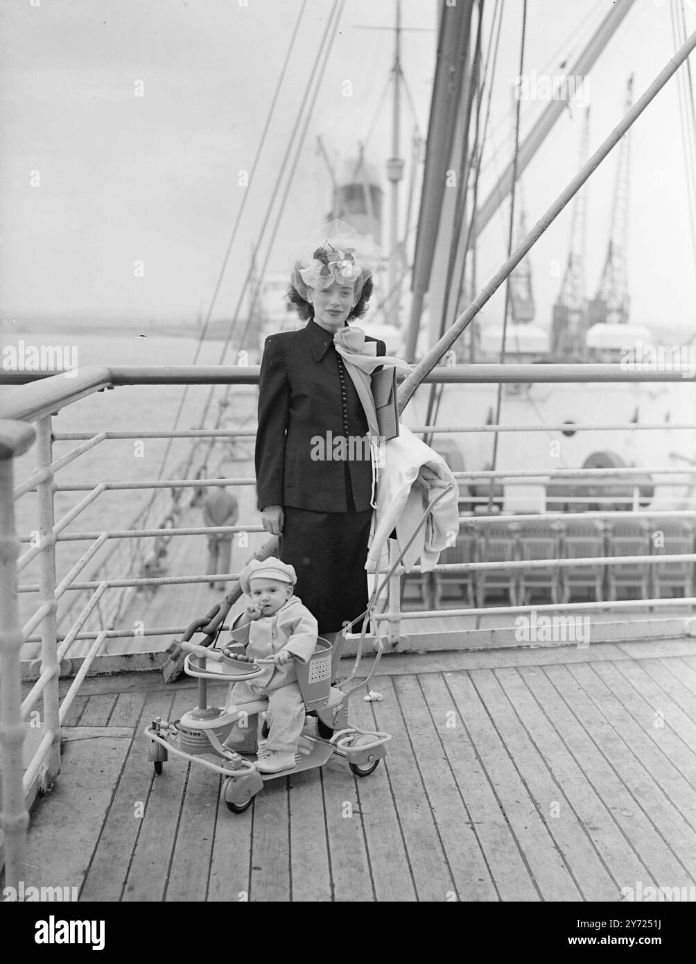 Cavolo, amico, questo è sicuramente un po' di jalopy! Dice Linda Ann Stein di 10 mesi, di Brooklyn, New York, nella foto con sua madre, la signora Sema Stein, Una G.. Io sposa la cui casa è Bethnal Green, Londra. Il cappello della madre corrispondeva all'auto per bambini per la novità quando sono stati ritratti sul ponte di S.. S America a Southampton oggi (mercoledì). Sono venuti per trascorrere una vacanza nella vecchia casa della signora Stein. 21 aprile 1948 Foto Stock