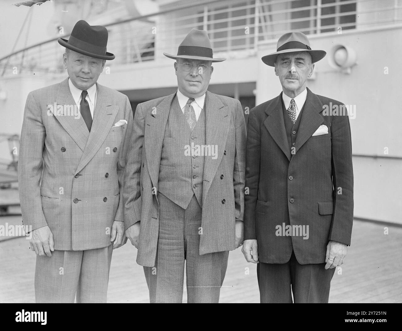 Da sinistra a destra: Sig. Jsse Edwin Sangstad; ammiraglio Joseph F. Farley; capitano R.T. Merill. 21 aprile 1948 Foto Stock