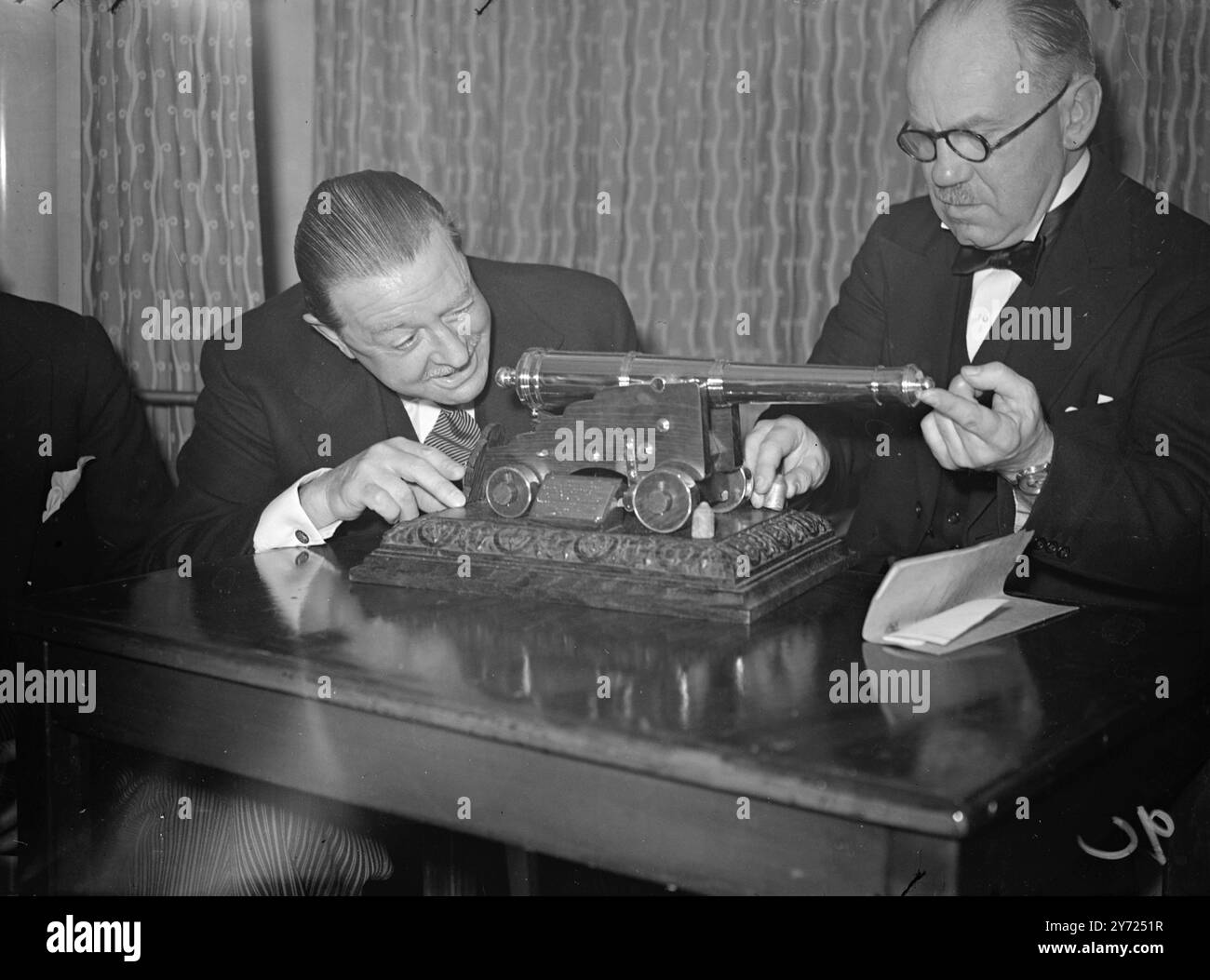 La città di Londonderry oggi questa mattina (lunedì) ha onorato uno dei suoi illustri figli nella persona del visconte Alexander di Tunisi ed Errigal, Governatore generale del Canada. Alla Regent Street, ufficio londinese dell'agente per l'Irlanda del Nord, gli fu presentato il Sorell of Freedom della città dal sindaco di Londonderry, Sir Basil McFarland, BT. H.M.L. il rotolo era accompagnato da un modello n argento di "Roaring Meg", il famoso cannone conservato dall'assedio di Londonderry nel 1688. Il feldmaresciallo visconte Alexander ricevette la libertà di Londonderry nel 1945. La foto mostra: Il sindaco di Londra Foto Stock