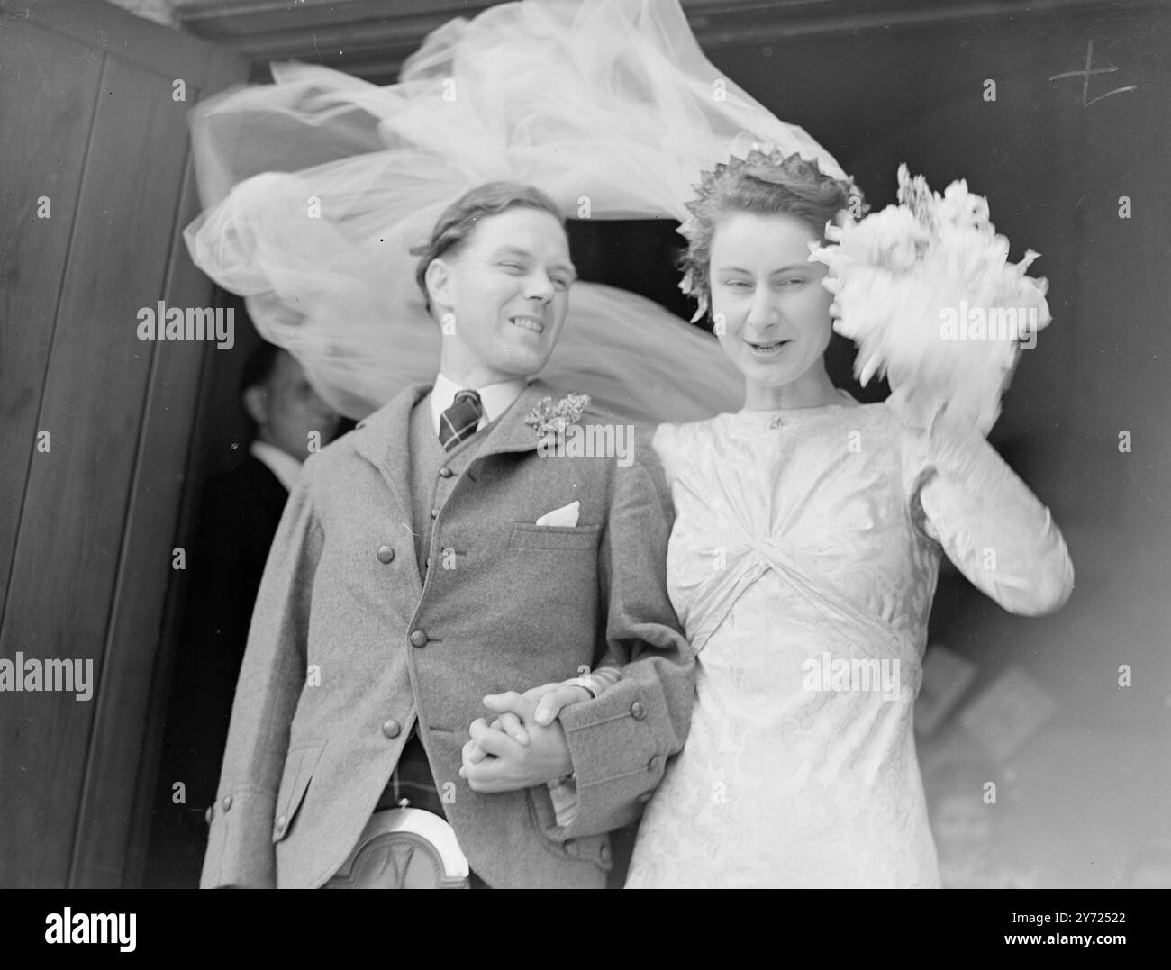 Il matrimonio di Miss Sheila Macdonald, la più giovane delle tre figlie di Ramsay MacDonald, con Andrew Van Flyke Lochead di Marnhull, dorset, si è svolto oggi (giovedì) presso la chiesa presbiteriana di St Andrew, Hampstead, Londra. La signora Macdonald è stata impegnata nel lavoro di servizio sociale per il Consiglio di Hampstead, mentre il signor Lochead è segretario del Consiglio di servizio sociale di Bristol. Spettacoli fotografici: Il velo della sposa è stato preso dal vento mentre la sposa e lo sposo lasciano St Andrew's Hampstead, dopo la cerimonia di oggi (giovedì). L'abito da sposa della sposa è stato realizzato con materiale donatole da M.. Herri Foto Stock