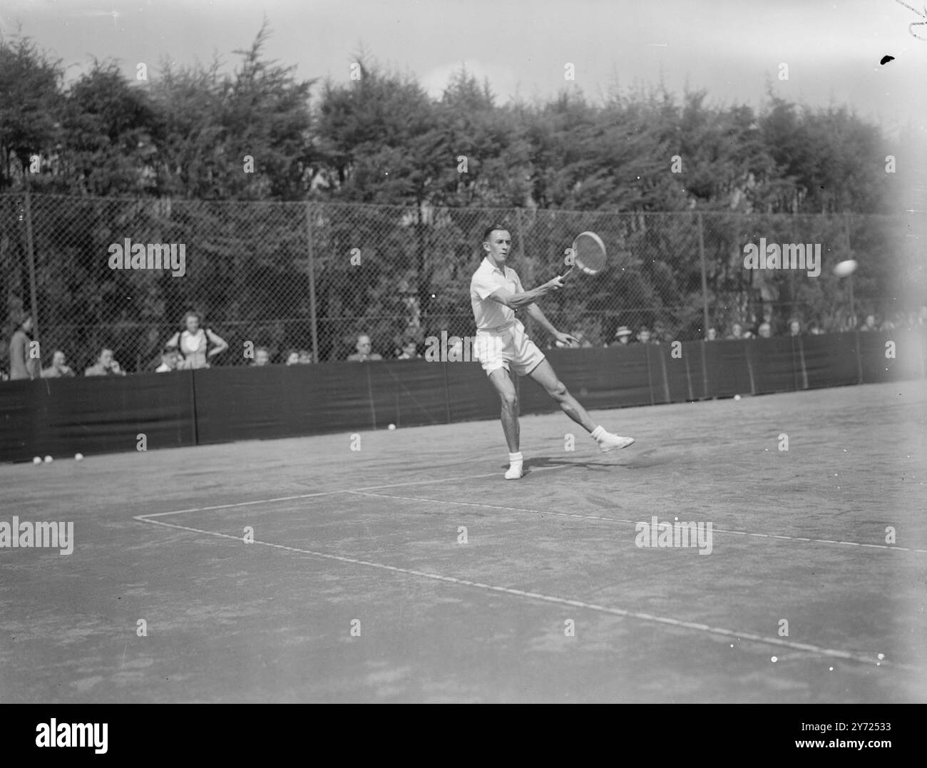 Eric Sturgess, il primo giocatore del Sudafrica, in azione contro G.. Godsell, che ha battuto di due set consecutivi nel Sutton Hard Courts Championships, che ha aperto a Sutton, Surrey, oggi (lunedì). 19 aprile 1948. Foto Stock