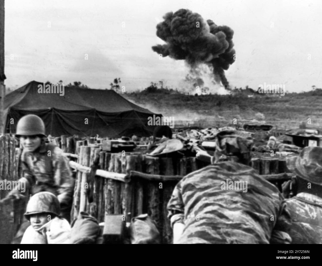 Posizione Viet Cong bombardata. Plei me, Vietnam del Sud; i difensori del campo delle forze speciali di Plei me assistono allo scoppio di una bomba ( 23 ottobre ) mentre i caccia-bombardieri americani sterminano una posizione Viet Cong a breve distanza. Il campo è stato attaccato per più di una settimana da guerriglieri comunisti rinforzati da regolari nordvietnamiti. 28 ottobre 1965 Foto Stock