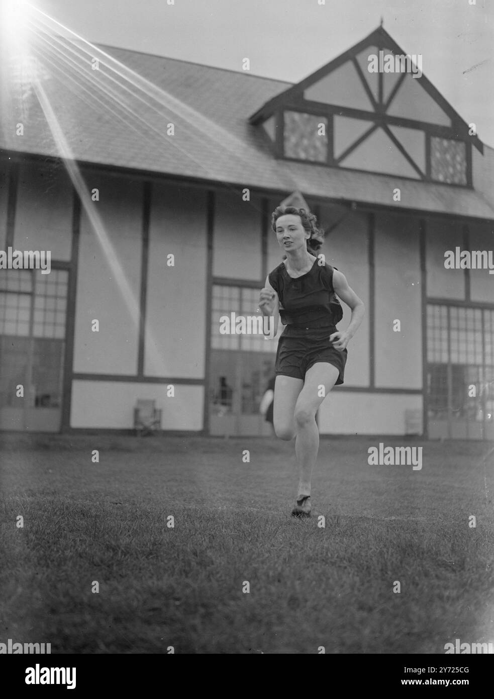 Più di 200 atleti, allenatori, funzionari e osservatori partecipano al primo incontro pre-olimpico nella storia dello sport britannico. Il Butlin's Holiday Camp di Clacton, Essex, è diventato un centro di due giorni per conferenze, dimostrazioni, allenamenti individuali e la proiezione di film atletici. Quaranta dei nostri atleti sono stati girati con una videocamera al rallentatore oggi. Domani i film elaborati verranno proiettati in modo che il coach Geoffrey Dyson possa segnalare i difetti e lodare i punti positivi. Le immagini mostrano: Winifred Jordan. 18 aprile 1948. Foto Stock