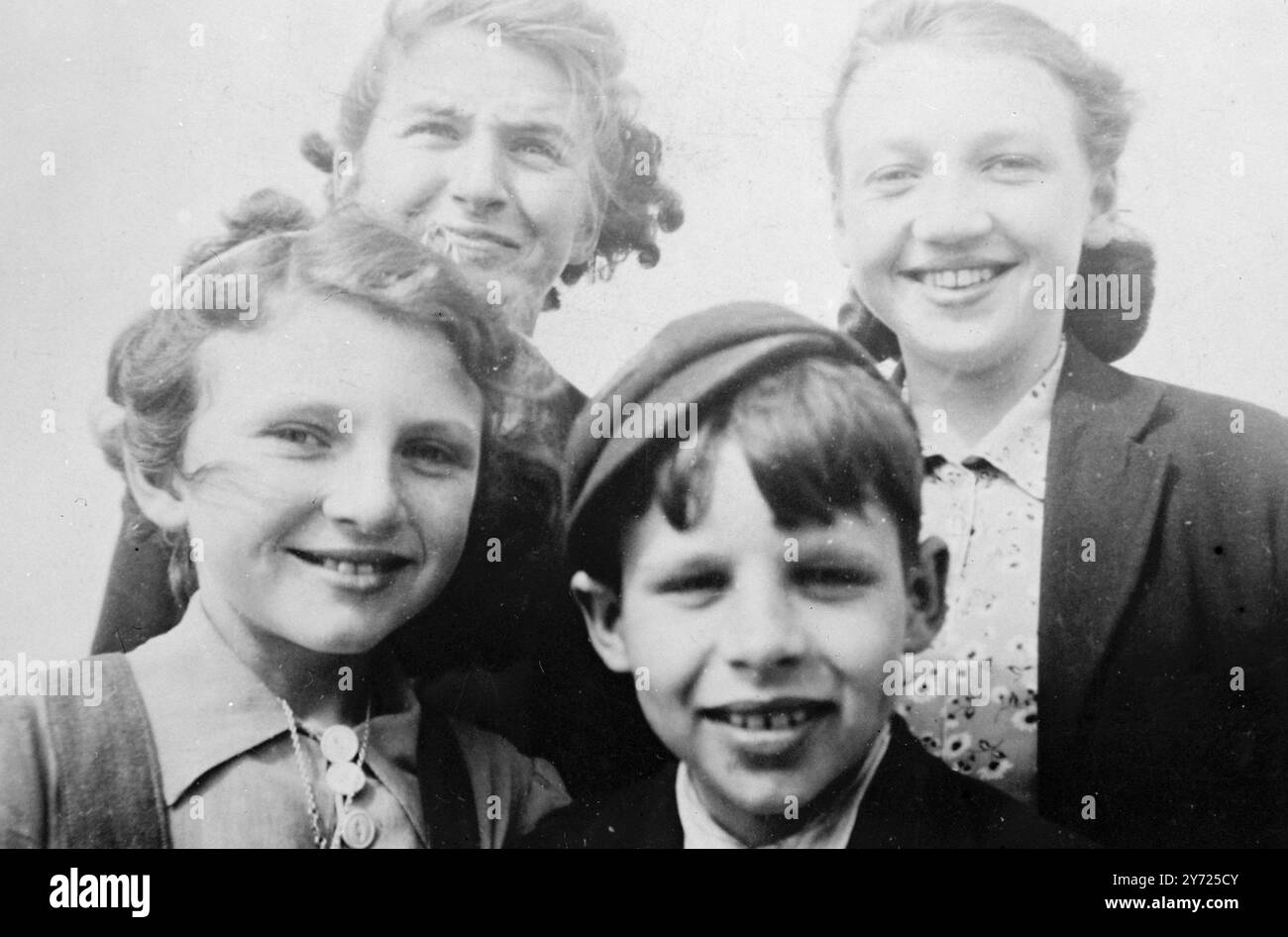 La polizia del Lancashire ha avviato un'ampia ricerca per l'assassino dell'11enne Jack Quentin Smith, di MacDonald avenue, Farnworth, Lancs, che è stato trovato pestato a morte in un campo in cui era entrato mentre tornava a casa da scuola. Il suo amico di nove anni, David Lee, che era con lui, fu coltellato al petto e nello stomaco, ma fuggì nella sua casa in avenue. Un coltello "del tipo boy scout", trovato da un cane nel campo a una certa distanza dalla scena del crimine, potrebbe essere stato lo strumento usato dall'aggressore. La polizia è ansiosa di rintracciare il suo proprietario. Negli ultimi quattro anni a nu Foto Stock