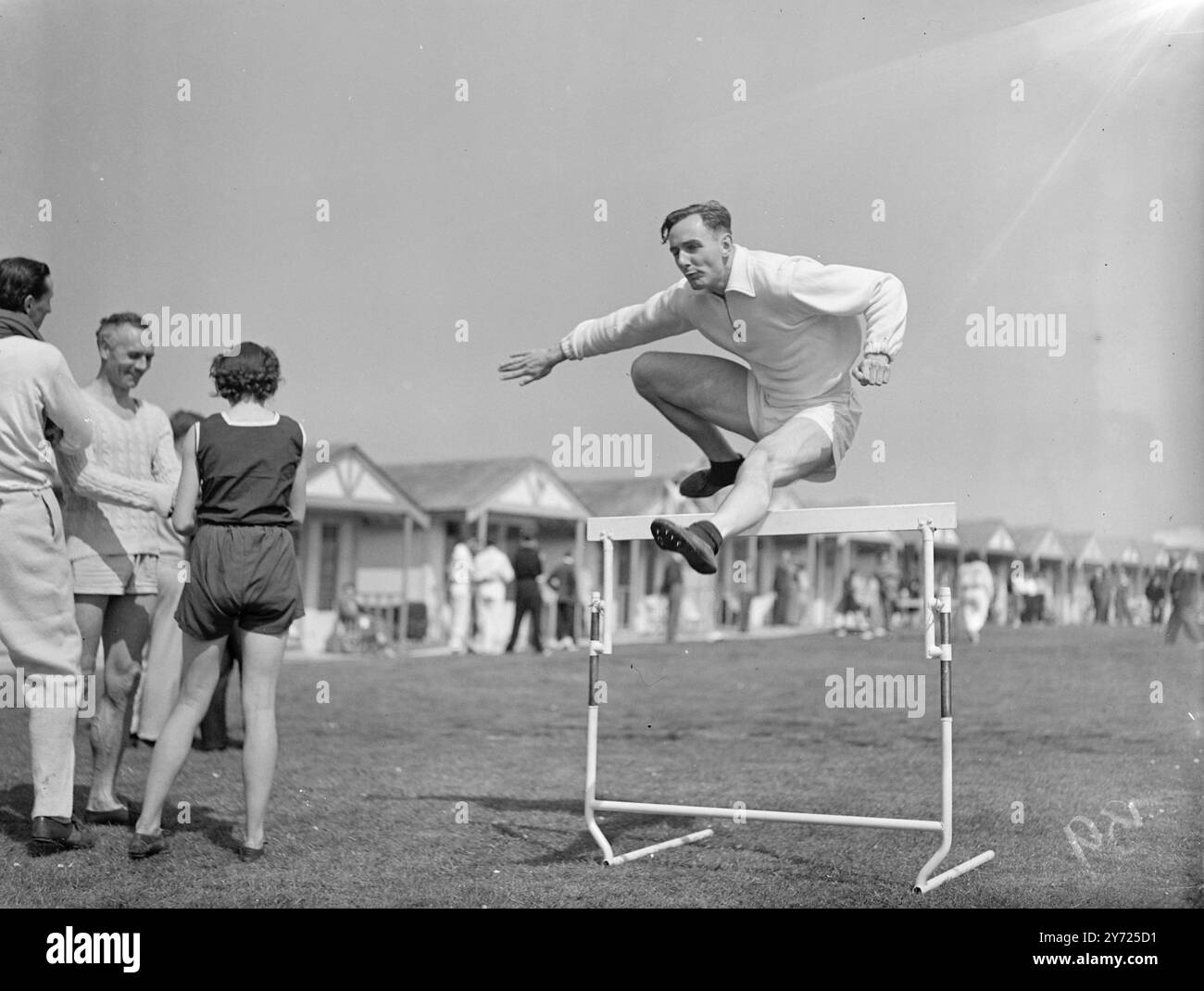 Più di 200 atleti, allenatori, funzionari e osservatori partecipano al primo incontro pre-olimpico nella storia dello sport britannico. Il Butlin's Holiday Camp di Clacton, Essex, è diventato un centro di due giorni per conferenze, dimostrazioni, allenamenti individuali e la proiezione di film atletici. Quaranta dei nostri atleti sono stati girati con una videocamera al rallentatore oggi. Domani i film elaborati verranno proiettati in modo che il coach Georffrey Dyson possa segnalare i difetti e lodare i punti positivi. Le immagini mostrano: Ronald Vanhegan 17 aprile 1948. Foto Stock
