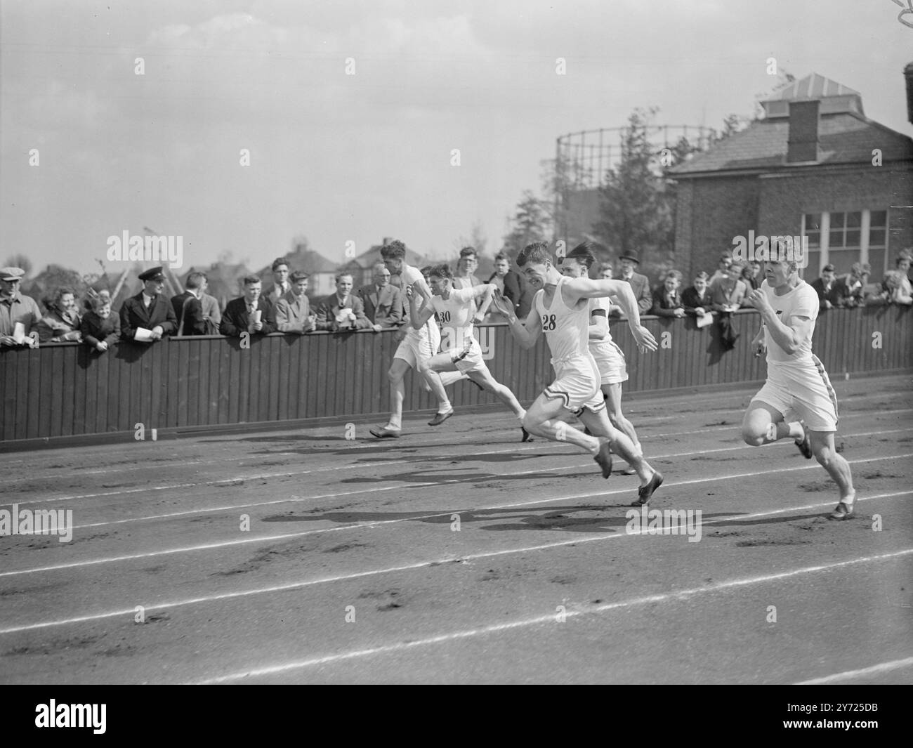 Un incontro di due giorni per il London Athletic Club's Schools Challenge Cup è iniziato oggi al Motsput Park (venerdì). Molti atleti olimpici e internazionali, tra cui Wooderson, Homes e Brown, sono entrati in primo piano attraverso questo concorso annuale. Le immagini mostrano: L.J.Turnpenny, Merchant Taylors', No. 28 sembrava che volesse vincere la sua Heat nelle 100 yard sprint, ma poteva finire solo secondo a P.R.L Hall (Stamford), che è parzialmente oscurato da Turnpenny in questa foto. 16 aprile 1948. Foto Stock