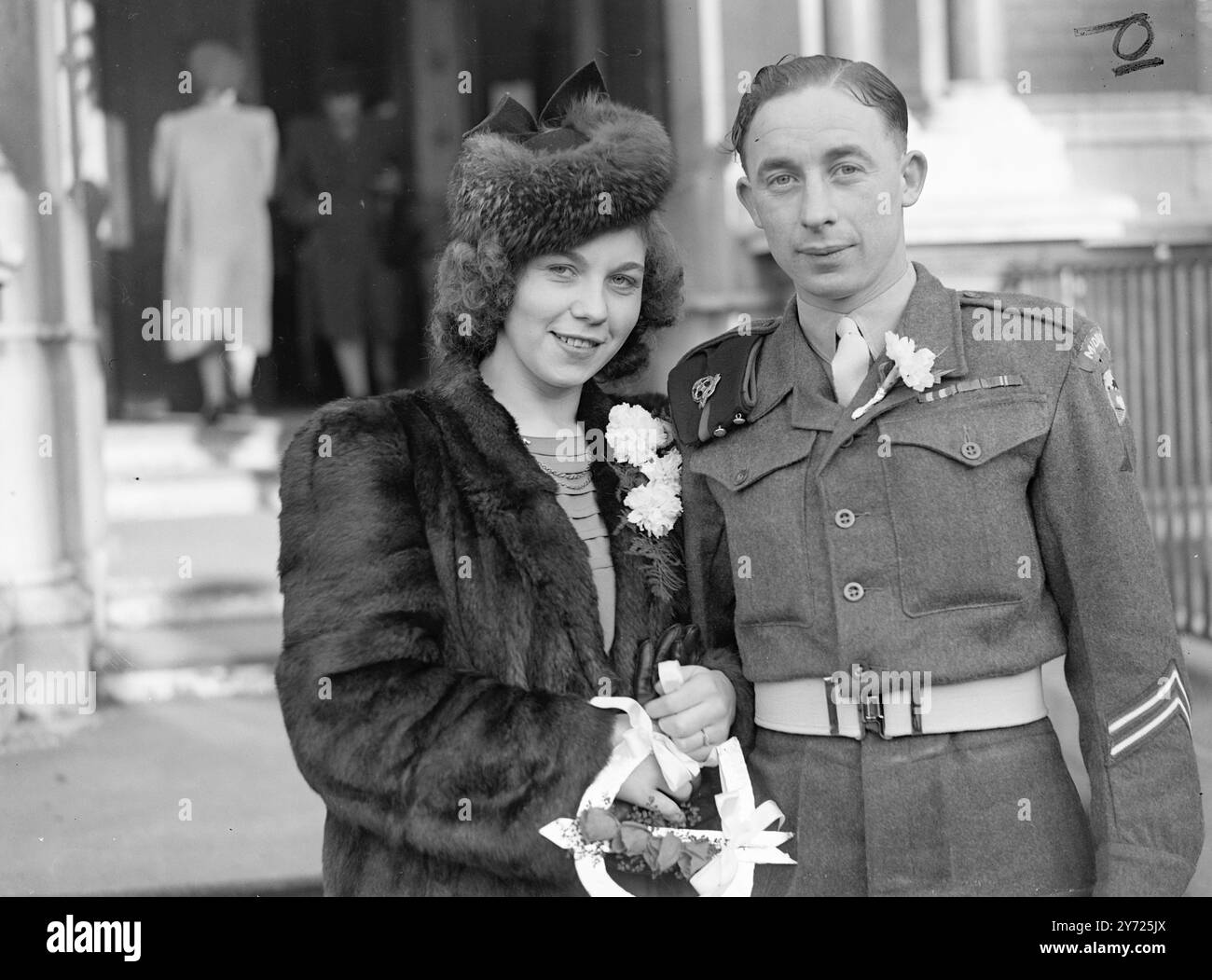 LA FRAULEIN DI HAMBORN DICE: "LO FARÒ" in un inglese ben collaudato, la ventenne Fraulein INGE HECKOFF, di Hamborn, Germania Ovest, ha dato risposte matrimoniali al Southwark Register Office to-day (Friday) al soldato FREDERICK HILL, un soldato regolare di stanza a Mill Hill, Middlesex. INGE, che incontrò lo sposo quando prestava servizio nella sua città natale, non parla inglese, tranne che abbastanza per aver detto "sì" alla proposta di Federico. La sua settimana di congedo, iniziata lunedì, è stata dedicata a rendere la sua parola perfetta per la cerimonia. L'IMMAGINE MOSTRA: Pte. HILL e la sua sposa tedesca pict Foto Stock