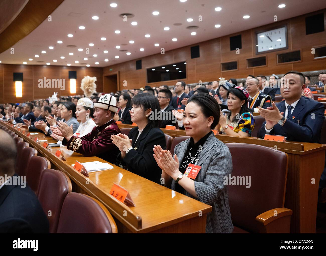 Pechino, Cina. 27 settembre 2024. Un grande incontro per onorare i modelli di riferimento per l'unità etnica e il progresso si terrà a Pechino, capitale della Cina, il 27 settembre 2024. Crediti: Xie Huanchi/Xinhua/Alamy Live News Foto Stock Pechino, Cina. 27 settembre 2024. Un grande incontro per onorare i modelli di riferimento per l'unità etnica e il progresso si terrà a Pechino, capitale della Cina, il 27 settembre 2024. Crediti: Xie Huanchi/Xinhua/Alamy Live News Foto Stock