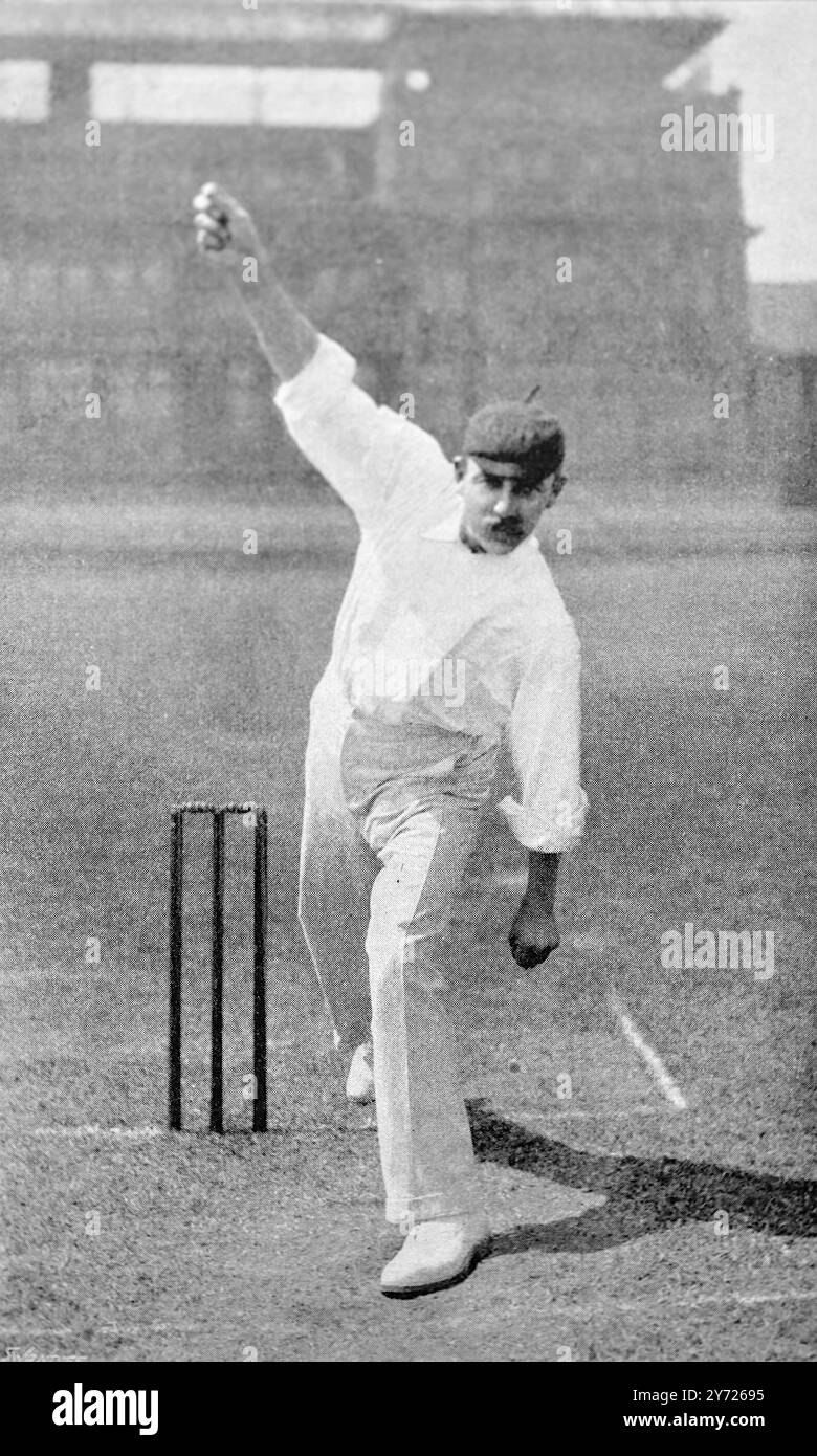 Bowling: J. T. Hearne dopo aver rilasciato la palla (John Thomas Hearne, noto come Jack, che ha giocato per l'Inghilterra e il Middlesex). Foto sportiva d'archivio: Questa fotografia proviene da una serie di stampe fotografiche di giocatori di cricket dell'epoca vittoriana. Sono stati pubblicati nel 1897. Molti appaiono in posa, allo scopo di istruire. Foto Stock