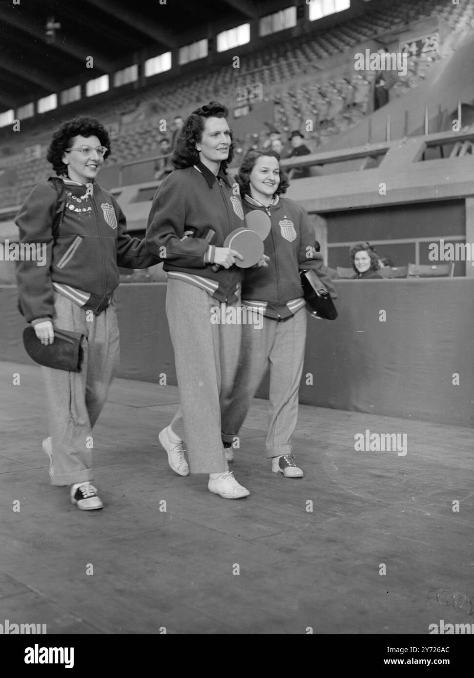 La crema dei tennististi del mondo si riunisce a Wembley questa settimana per i Campionati mondiali di tennis da tavolo Jubilee. Immagini: Da sinistra a destra - Miss Leah Thall (occhiali) di Columbus Ohio, Mrs Mae Clouther di Cambridge e MissThelma Thall (sorella minore) della squadra statunitense, nella foto di Wembley all'apertura dei campionati. 4 febbraio 1948 Foto Stock