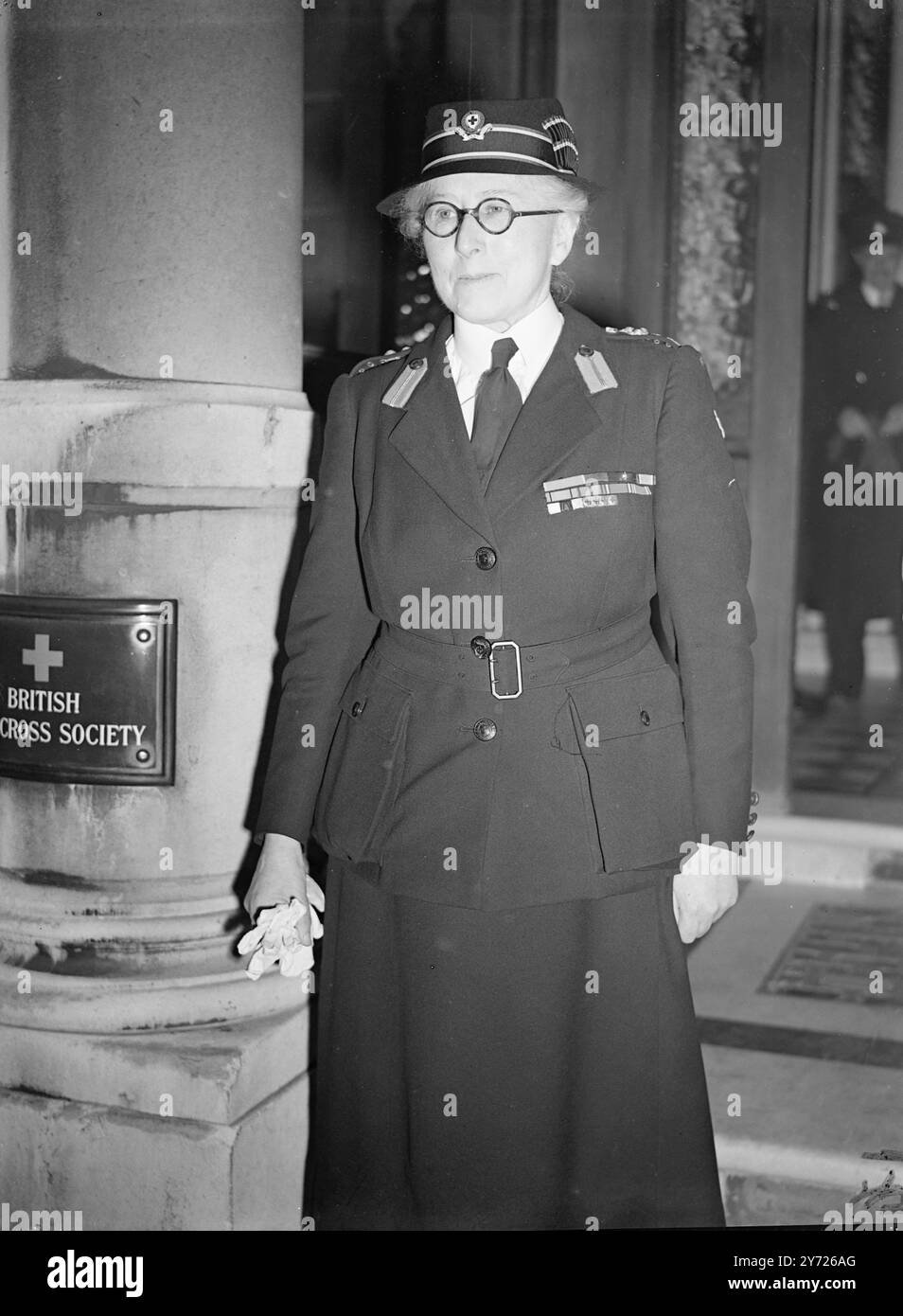 Festa al Palazzo per Dame Beryl Oliver. Dame Beryl Oliver, Direttore della formazione della British Red Cross Society, è stata sua Maestà, ospite della Regina a Buckingham Palace questo pomeriggio, quando è stata data una festa in suo onore. Sua Maestà fece una presentazione a Dame Beryl per celebrare il suo lungo servizio alla Croce Rossa che risale a prima della prima guerra mondiale. Dame Beyrl. Che è moglie dell'ammiraglio della flotta Sir Henry Oliver, fu responsabile del personale della B.R.C. dal 1917 al 1947. Immagini: Dame Beryl Carnegy Oliver, D.B.e, R.R.C, Leaving 14, Grosvenor Crescent (uffici londinesi della Croce Rossa) per h Foto Stock