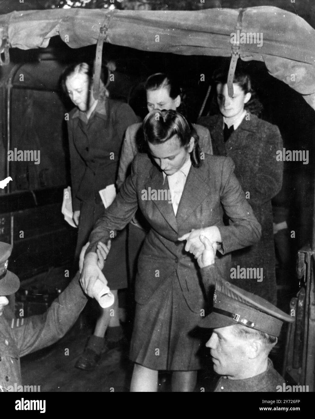 Accusato Irma Grese al processo Belsen. Luneberg, Germania; la SS Irma Grese, una delle donne accusate nel processo Belsen, viene aiutata da un camion dell'esercito mentre arriva qui per il processo Belsen. 18 settembre 1945 Foto Stock