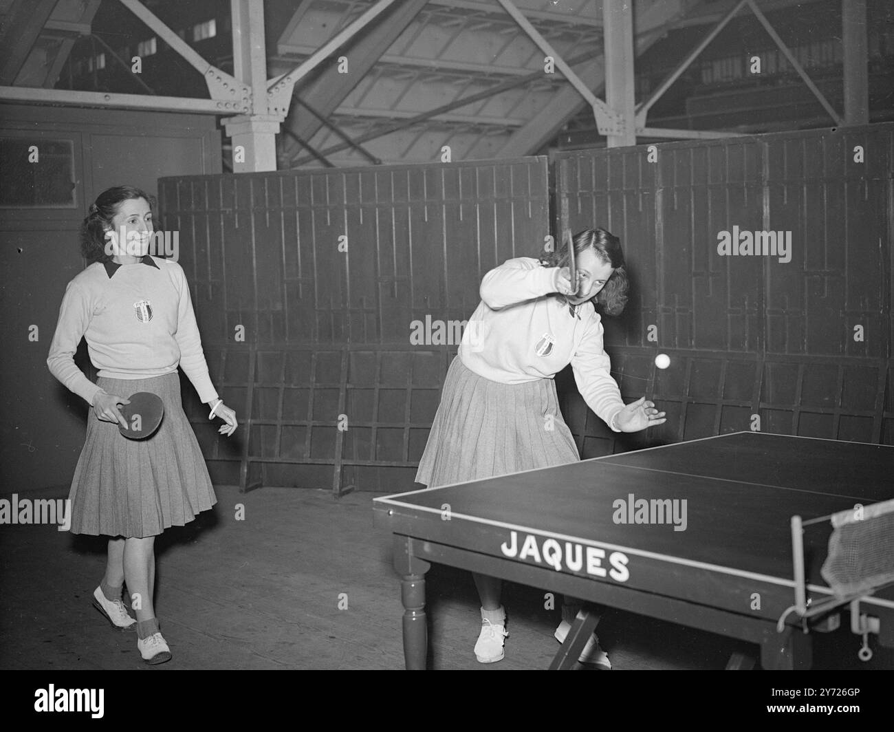 La crema dei tennististi del mondo si riunisce a Wembley questa settimana per i Campionati mondiali di tennis da tavolo Jubilee. Immagini: Madame Vannoni della Francia in azione durante l'apertura dei Campionati di oggi a Wembley. 4 febbraio 1948 Foto Stock