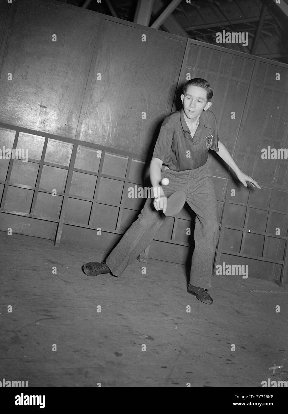 La crema dei tennististi del mondo si riunisce a Wembley questa settimana per i Campionati mondiali di tennis da tavolo Jubilee. Immagini: Michael Thornhill del Middlesex, attuale campione inglese Junior, fa ritorno in occasione dell'apertura dei Campionati mondiali di Ping-pong a Wembley. 4 febbraio 1948 Foto Stock