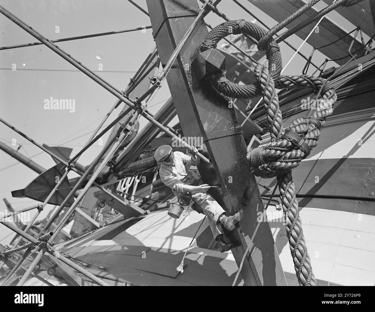 La più famosa nave britannica di tutti i tempi, HMS Victory, ammiraglia dell'ammiraglio Lord Nelson, è pronta a salutare le sue migliaia di visitatori estivi a Portsmouth. I timori per la Grand Old Ship furono intrattenuti quando, durante una recente burrasca, vecchie carrozze di cannoni da 32 libbre scivolarono i loro cunei e si schiantarono attraverso le finestre sul lato del porto della nave, e si pensò che la Victory avesse scosso la sua culla d'acciaio. Le pistole sono state sostituite. Tuttavia, la Victory continuerà il suo ruolo di orgoglio di Portsmouth e della Marina del Re per molti anni a venire. 29 marzo 1948 Foto Stock