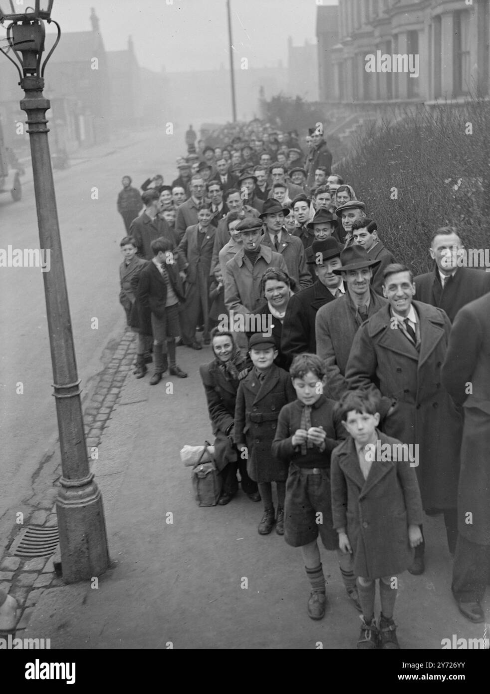 Queue Park Rangers. - - - Parte della coda che si è formata fuori dal terreno dei Queen's Park Rangers a Loftus Road, Shepherds Bush, questo pomeriggio per i biglietti per la F.. Un replay del sesto turno di Coppa tra la squadra di terza divisione e il Derby County al Derby sabato prossimo. Tutti in fila sono determinati a fare la sua parte nel rallegrare la squadra per diventare la prima squadra della terza Divisione a raggiungere la finale dell'ambita Coppa. - - - 2 marzo 1948 Foto Stock