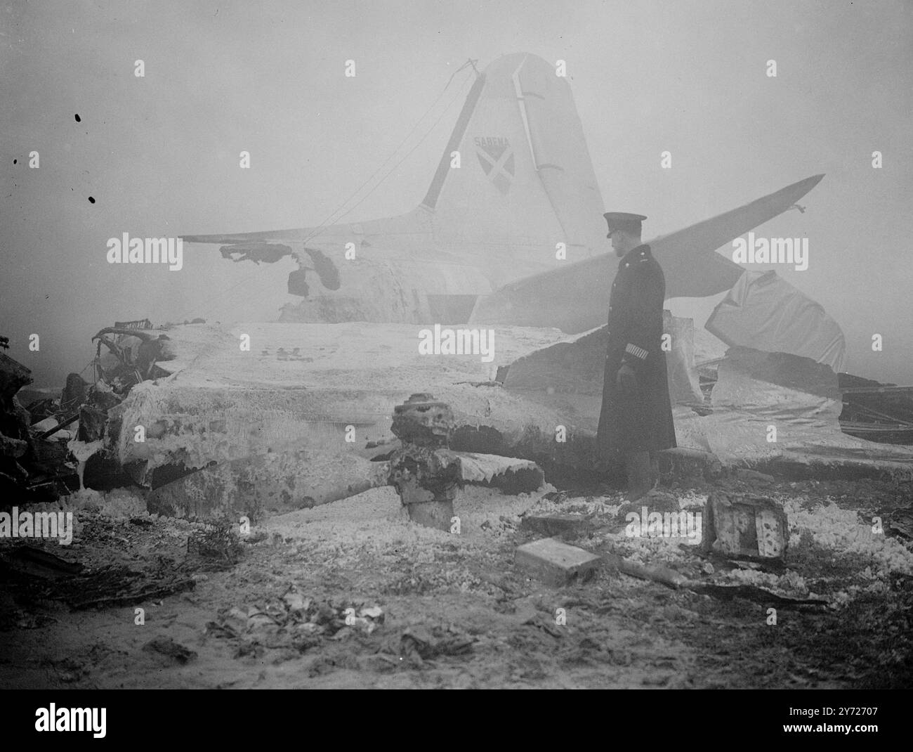 Le immagini mostrano: L'unità di coda del Dakota schiantato era l'unica cosa riconoscibile tra i rottami ricoperti di schiuma dell'aereo all'aeroporto di Londra ancora in volo questa mattina. 3 marzo 1948 Foto Stock