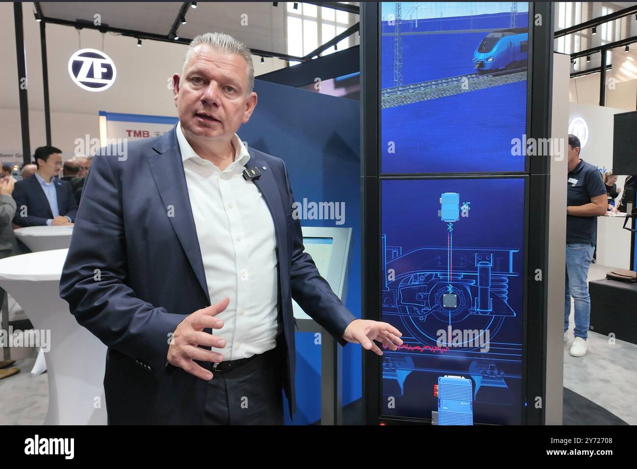 Berlino, Germania. 24 settembre 2024. Peter Laier, dirigente senior del principale fornitore di auto tedesco ZF Group, parla in un'intervista con Xinhua a Berlino, Germania, 24 settembre 2024. PER PASSARE A "intervista: La rapida innovazione in Cina alimenta la crescita delle aziende", afferma il dirigente del gruppo ZF" credito: Yuan Hengrui/Xinhua/Alamy Live News Foto Stock