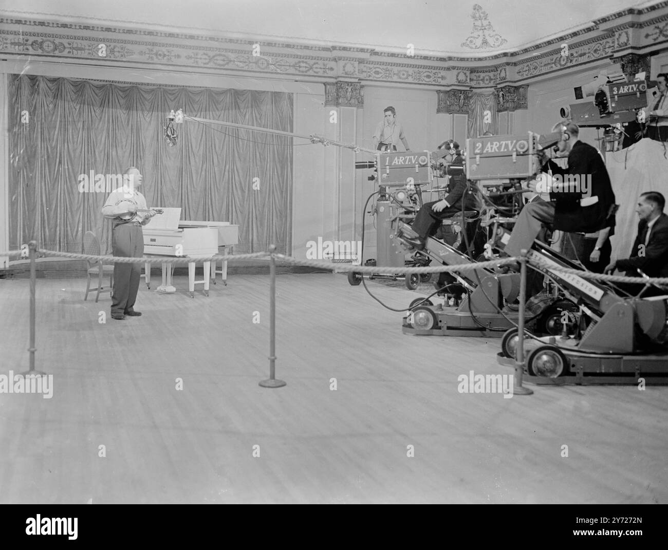 Alle 7:15 di stasera milioni di telespettatori a Londra e nei dintorni hanno visto la nascita di una nuova era nella storia della televisione in Gran Bretagna, quando la televisione indipendente è arrivata per la prima volta in onda . Tra le attrazioni c'era un cabaret stellare del May Fair Hotel di Londra , introdotto da Leslie Mitchell , ex membro della BBC . Visto qui George Formby prima delle telecamere. 22 settembre 1955 Foto Stock