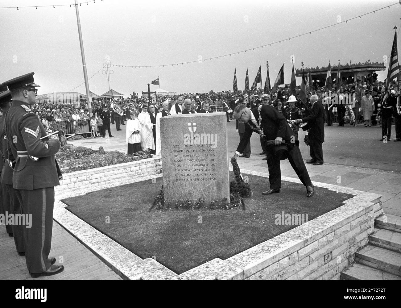 Il sindaco di Portsmouth, consigliere Frank Lines, ha eretto oggi una corona sul monumento commemorativo del D-Day sul lungomare di Portsmouth durante le cerimonie in occasione del 21° anniversario del D-Day . Le cerimonie includono un passato di marcia e il servizio sulla spiaggia di Portsmouth, dove è stata lanciata la più grande invasione della storia che ha coinvolto più di un milione di uomini. La parata comprendeva distaccamenti ex-servizio della British Legion , veterani canadesi , Royal Hampshire Regt e altre unità , Portsmouth , Inghilterra . - 6 giugno 1965 Foto Stock