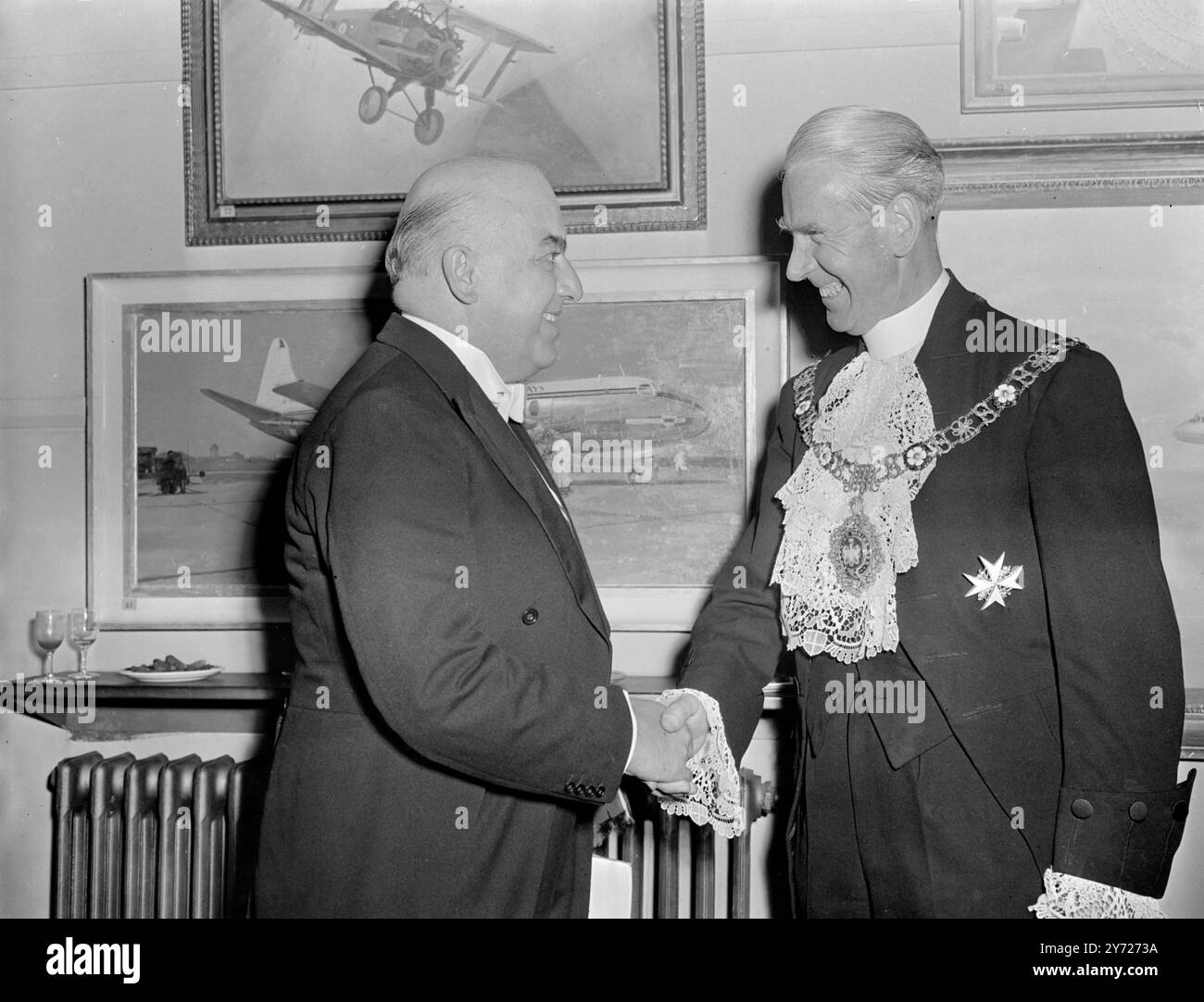 Alle 7:15 di stasera milioni di telespettatori a Londra e nei dintorni hanno visto la nascita di una nuova era nella storia della televisione in Gran Bretagna, quando la televisione indipendente è arrivata per la prima volta in onda . La cornice dello storico evento Guildhall , nel cuore della City di Londra , dove si è tenuto un banchetto inaugurale . Vi parteciparono molte notorietà , tra cui il Lord Mayor Sir Seymour Howard , il Postmaster General Dr. Charles Hill e il presidente della Independent Television Authority , Sir Kenneth Clark . Visto qui Lord Kilmuir (a sinistra) , che ha rappresentato il primo Ministro , saluta il Lor Foto Stock