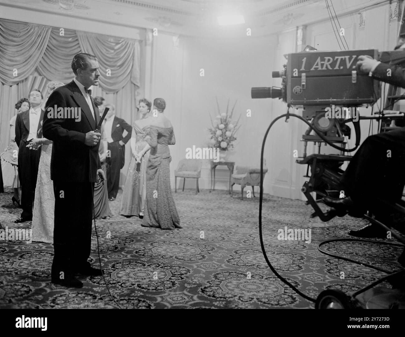 Alle 7:15 di stasera milioni di telespettatori a Londra e nei dintorni hanno visto la nascita di una nuova era nella storia della televisione in Gran Bretagna, quando la televisione indipendente è arrivata per la prima volta in onda . Tra le attrazioni c'era un cabaret stellare del May Fair Hotel di Londra , introdotto da Leslie Mitchell , ex membro della BBC . Visto qui Leslie Mitchell prima delle telecamere per presentare gli artisti . 22 settembre 1955 Foto Stock