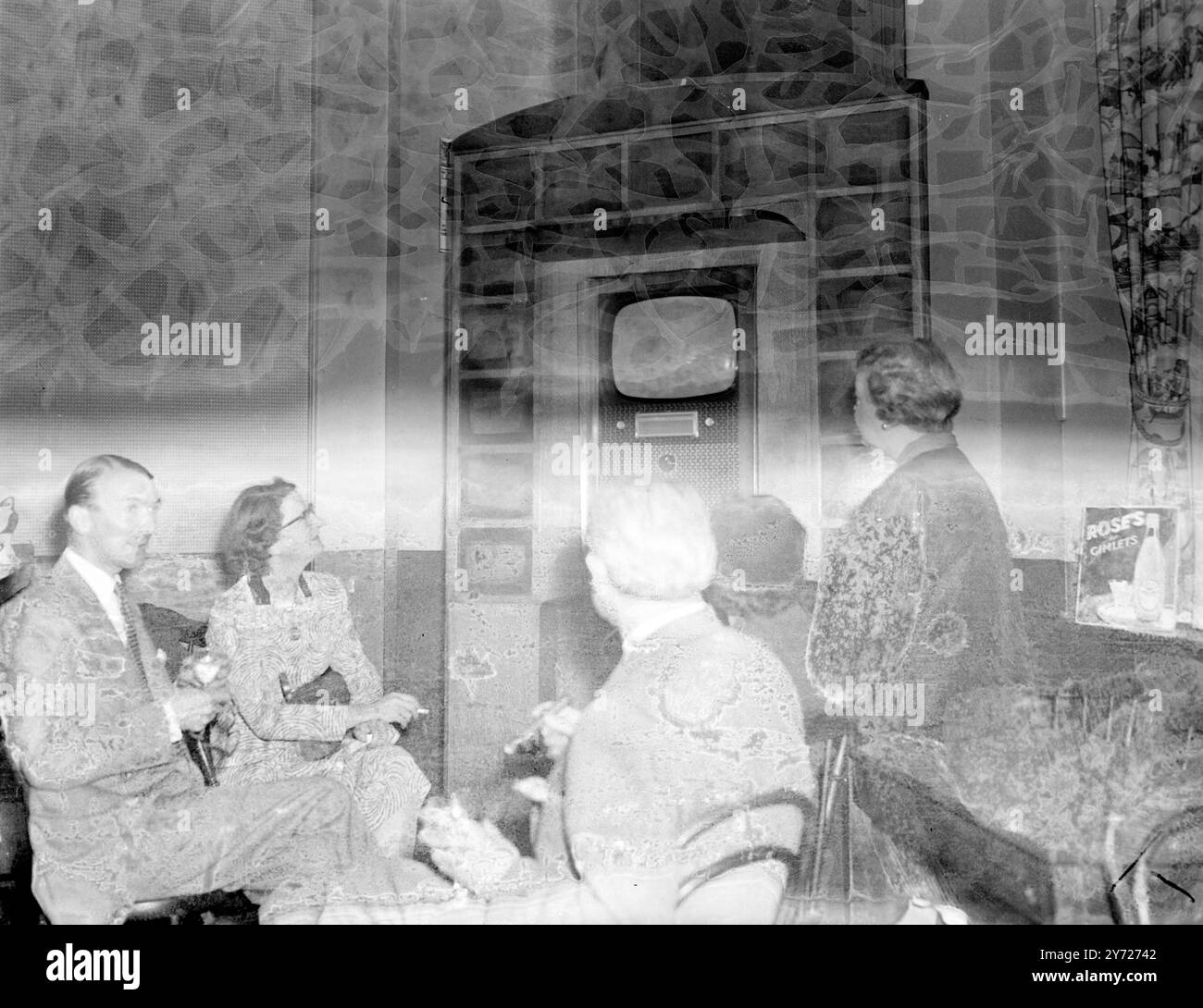 Alle 7:15 di stasera milioni di telespettatori a Londra e nei dintorni hanno visto la nascita di una nuova era nella storia della televisione in Gran Bretagna, quando la televisione indipendente è venuta in onda per la prima volta . Qui i clienti in una casa pubblica di Chelsea si godono i loro drink mentre guardano il nuovo programma di televisione indipendente . 22 settembre 1955 Foto Stock
