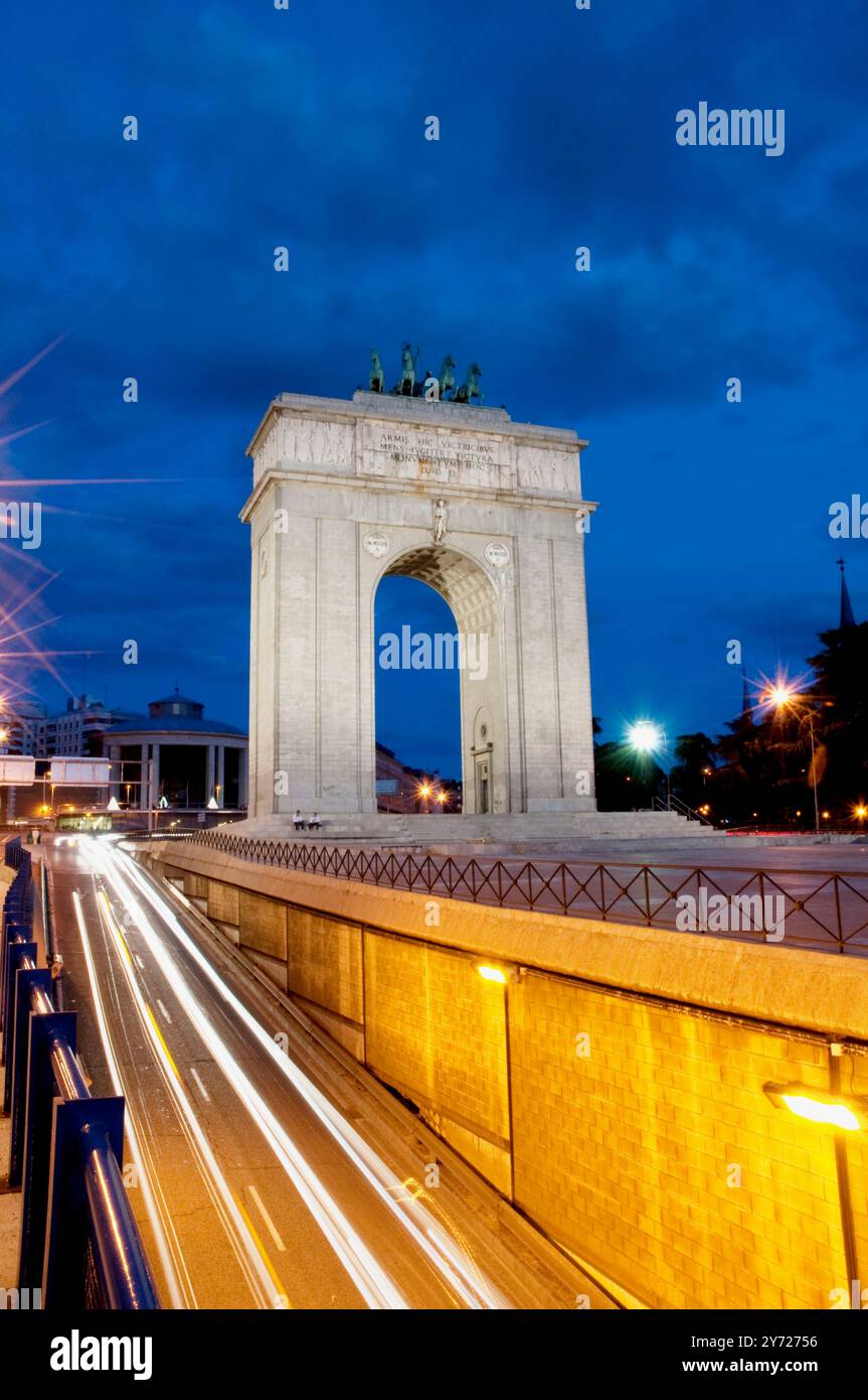 Arco di Triomphe, vista notturna. La Moncloa, Madrid, Spagna. Foto Stock