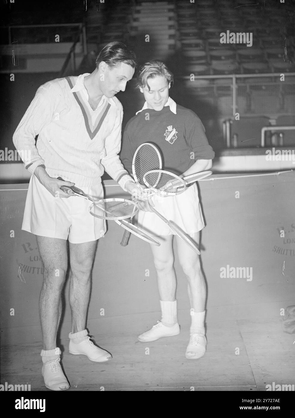 Tutta l'Inghilterra Badminton ad Harringay. Molti dei migliori giocatori del continente sono inclusi nella partecipazione all'All England Badminton Championships, che ha aperto ad Harringay questo pomeriggio (mercoledì). L'immagine mostra "Choose Your Weapon": Conny Jepson (a sinistra), attuale detentore del titolo maschile, e Nils Johnson (Svezia), seleziona oggi le racchette ad Harringay. 3 marzo 1948 Foto Stock