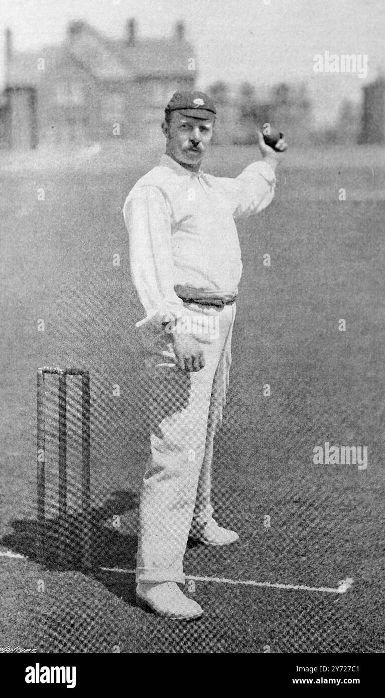 Foto sportive d'archivio: Bowling: Sbucciare per consegnare la palla (Robert Peel, noto anche come Bobby, che ha giocato per l'Inghilterra e lo Yorkshire). Questa fotografia proviene da una serie di stampe fotografiche di giocatori di cricket dell'epoca vittoriana. Sono stati pubblicati nel 1897. Molti appaiono in posa, allo scopo di istruire. Foto Stock