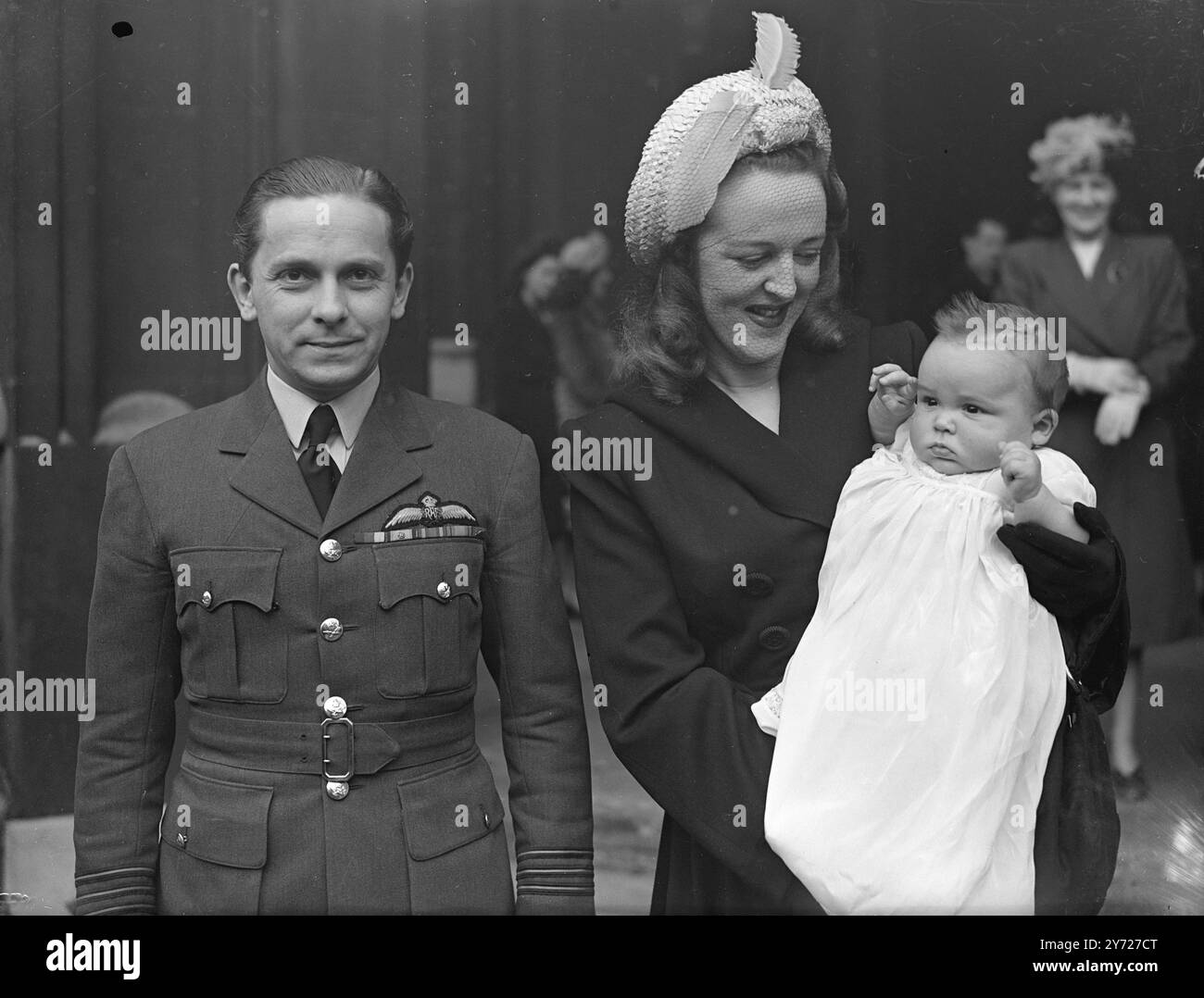"Il ragazzo David" il figlio di quattro mesi e mezzo del Wing Commander e della signora Charles Webster fu battezzato David Charles Roger a St Pauls, Knightsbridge, sabato. (28 febbraio). Il ricevimento ha avuto luogo presso la residenza del signor e della signora Desmond Cable Alexander, a Queen Elm Square, Chelsea. L'immagine mostra: Il comandante dell'ala 'Future Filler' Charles Webster e la signora Webster, nella foto con David Charles Roger dopo il battesimo a St. Pauls', Knightsbridge. 29 febbraio 1948 Foto Stock