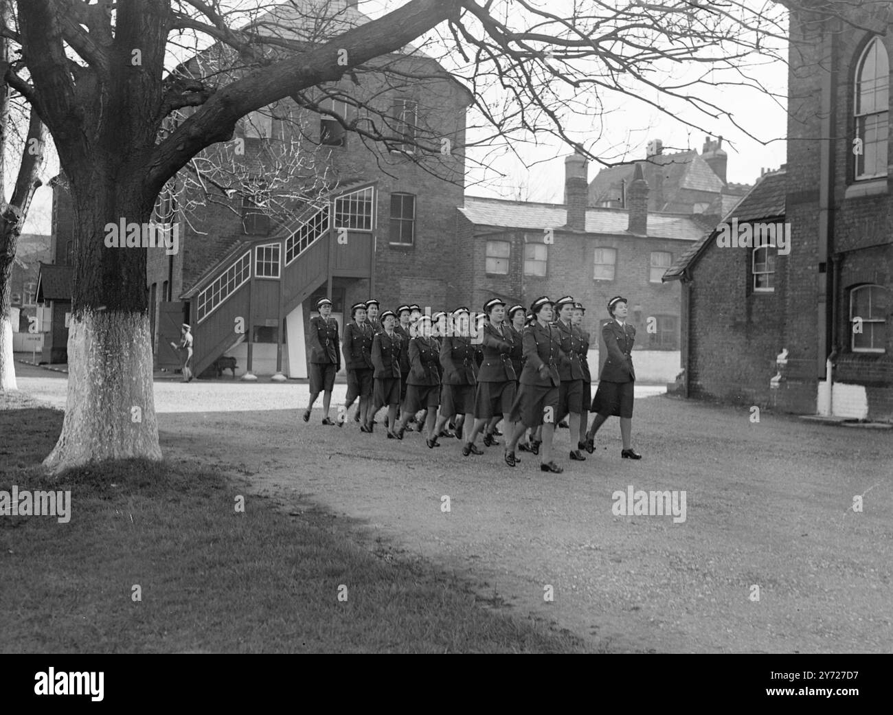 "A destra" a Wrac Sandhurst. Gli ufficiali del Women's Royal Army Corps of Tomorrow stanno entrando direttamente da "civvy-Street" al nuovo "Sandhurst for Women" presso il vecchio Imperial Service College di Windsor. Con il primo corso previsto per il 5 marzo, il WRAC, OCTU è comandato da Lady Margaret Bowyer-Smith nata in Australia. 28 febbraio 1948 Foto Stock