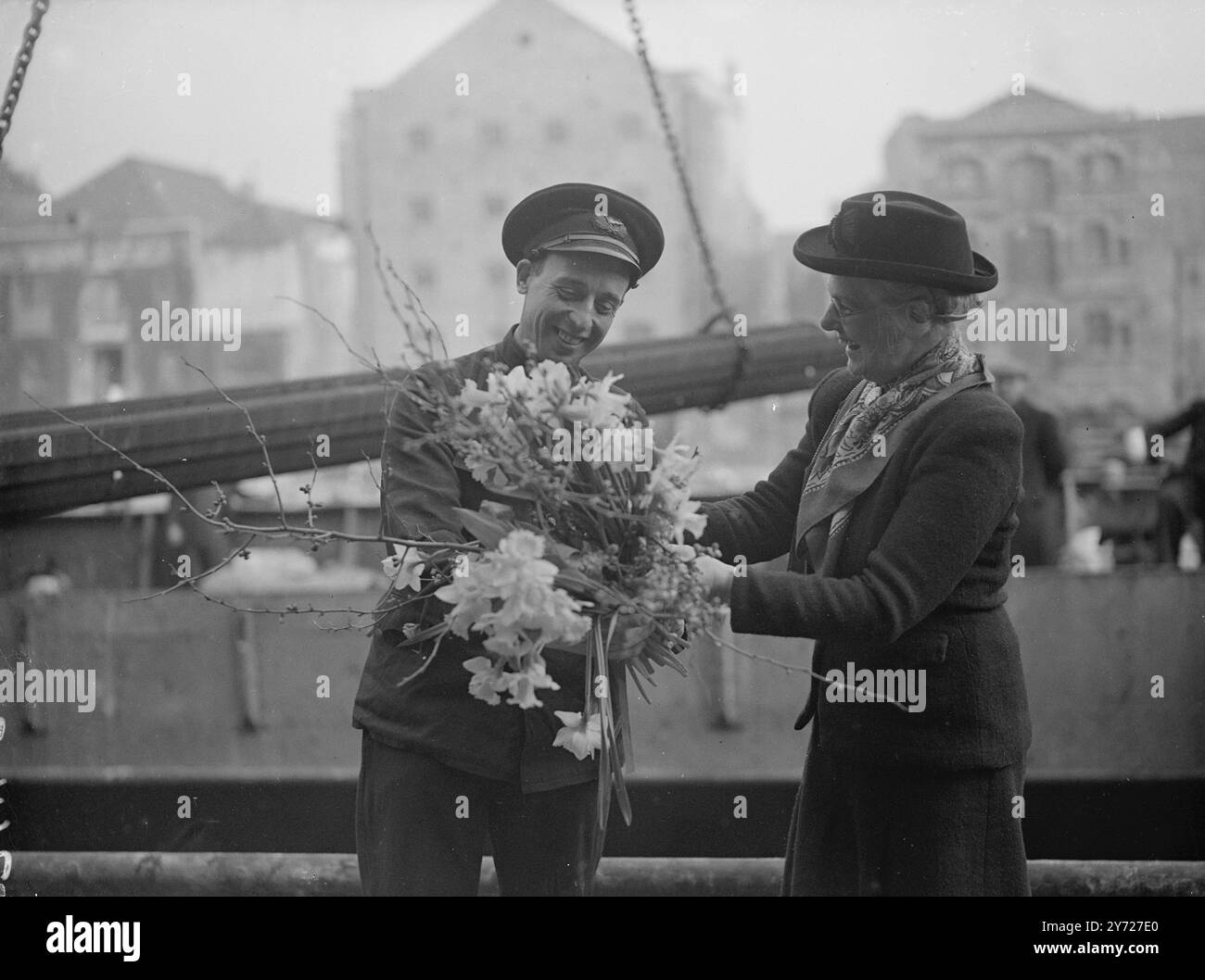"Trials Treat", che combina un test per la nave con un "trattamento per i tipisti", i funzionari della Elder Dempster Lines hanno dato al personale dell'ufficio di Liverpool una crociera di 48 ore al largo della costa, a bordo della nuova lussuosa motonave APAPA, prove in corso nella baia di Liverpool oggi (domenica), e ritorno nella baia oggi (domenica), e ritorno questa sera. Gli ospiti variavano dai ragazzi dell'ufficio ai dirigenti del reparto. L'immagine mostra: "L'ufficio dello skipper" - Capt J. J Smith, capitano dell'APAPA, mostra un gruppo di ospiti dagli uffici, il ponte di linea. 28 febbraio 1948 Foto Stock