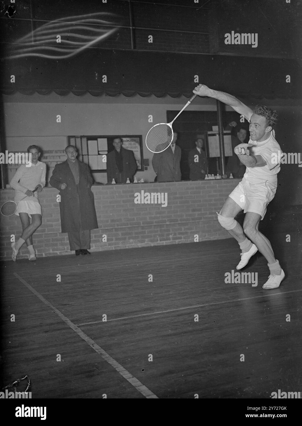 Danese Invader. Fermata dalla telecamera ad alta velocità al Wimbledon Badminton Club la scorsa sera, il 27enne danese Poul Holm è stato classificato come il miglior giocatore di badminton d'Europa. Poul guiderà domani l'attacco danese ad Harringay in apertura dei campionati All England Badminton. 1 marzo 1948 Foto Stock