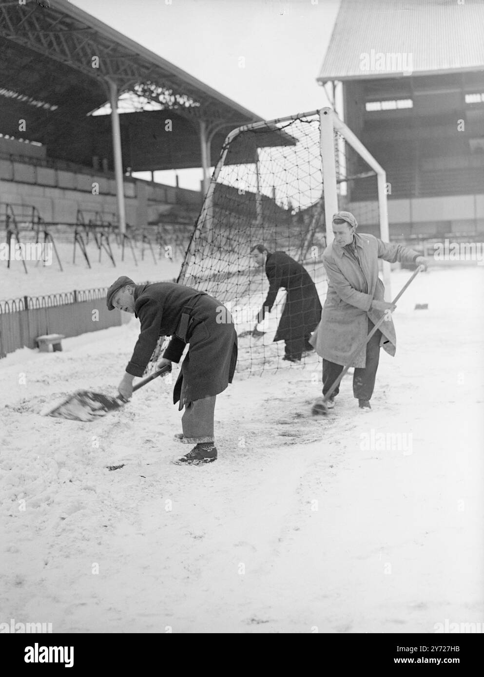 Un vero White Hart Lane. Gli operai che eliminano la neve pesante dal campo di gioco di White Hart-Lane questa mattina (sabato) in preparazione della partita di questo pomeriggio tra Tottenham Hotspur e Southampton. 21 febbraio 1948. Foto Stock