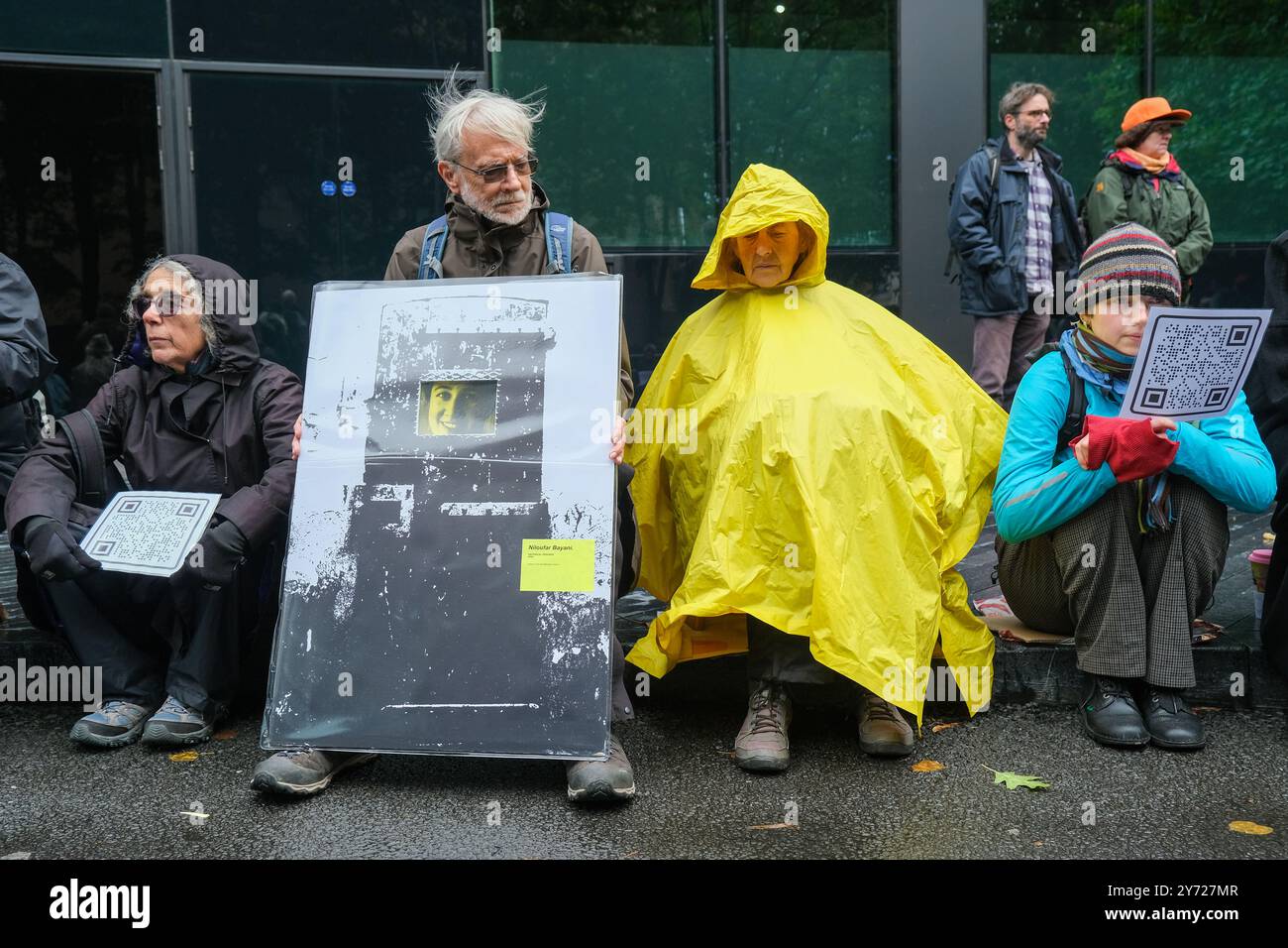 Londra, Regno Unito, 27 settembre 2024. Gli attivisti ambientalisti si sono riuniti per presentare una mostra dei prigionieri politici fuori dalla Corona di Southwark durante la condanna di due manifestanti di Just Stop Oil che hanno gettato zuppa sul dipinto di Van Gogh Girasoli alla National Gallery. File di attivisti hanno trattenuto immagini di prigionieri politici passati e presenti affinché i membri del pubblico potessero vedere in una celebrazione per sostenere la democrazia. Credito: Fotografia dell'undicesima ora/Alamy Live News Foto Stock