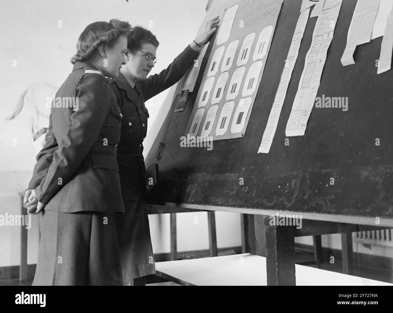 "A destra" a Wrac Sandhurst. Gli ufficiali del Women's Royal Army Corps of Tomorrow stanno entrando direttamente da "civvy-Street" al nuovo "Sandhurst for Women" presso il vecchio Imperial Service College di Windsor. Con il primo corso previsto per il 5 marzo, il WRAC, OCTU è comandato da Lady Margaret Bowyer-Smith nata in Australia. 28 febbraio 1948 Foto Stock