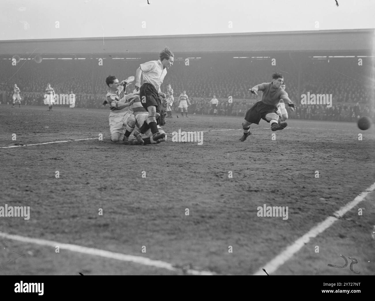 Sesto round Cup-Tie Q.P.R. vs Derby County. Una folla di 28.000 persone ha visto i Queens Park Rangers salire in testa a causa di un colpo di cuore nei primi 18 minuti del loro 6 ° round Cup match con Derby County a Shepherd's Bush oggi. L'immagine mostra:- 'Equalizer'-acciaio (No10) del Derby, segna il gol di pareggio a Shepherd's Bush oggi. 28 febbraio 1948 Foto Stock